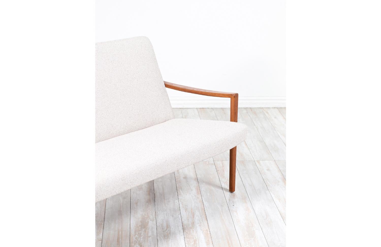 Fachmännisch restauriert - Dänisches Modernes Sofa aus Teakholz mit Skulpturen im Angebot 1
