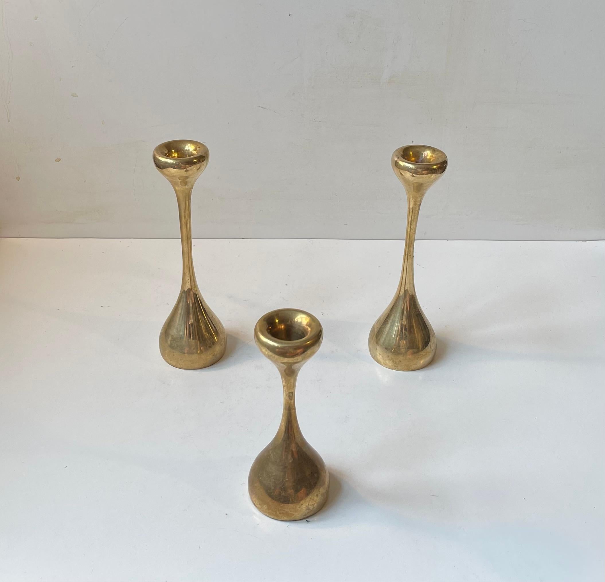 Bougeoirs sculpturaux de forme organique en laiton massif. Elles ont une forme presque fluide. Fabricant danois inconnu, vers les années 1960-70, dans un style rappelant Pierre Forsell, Henning Koppel et CIRCA. A équiper de bougies de taille
