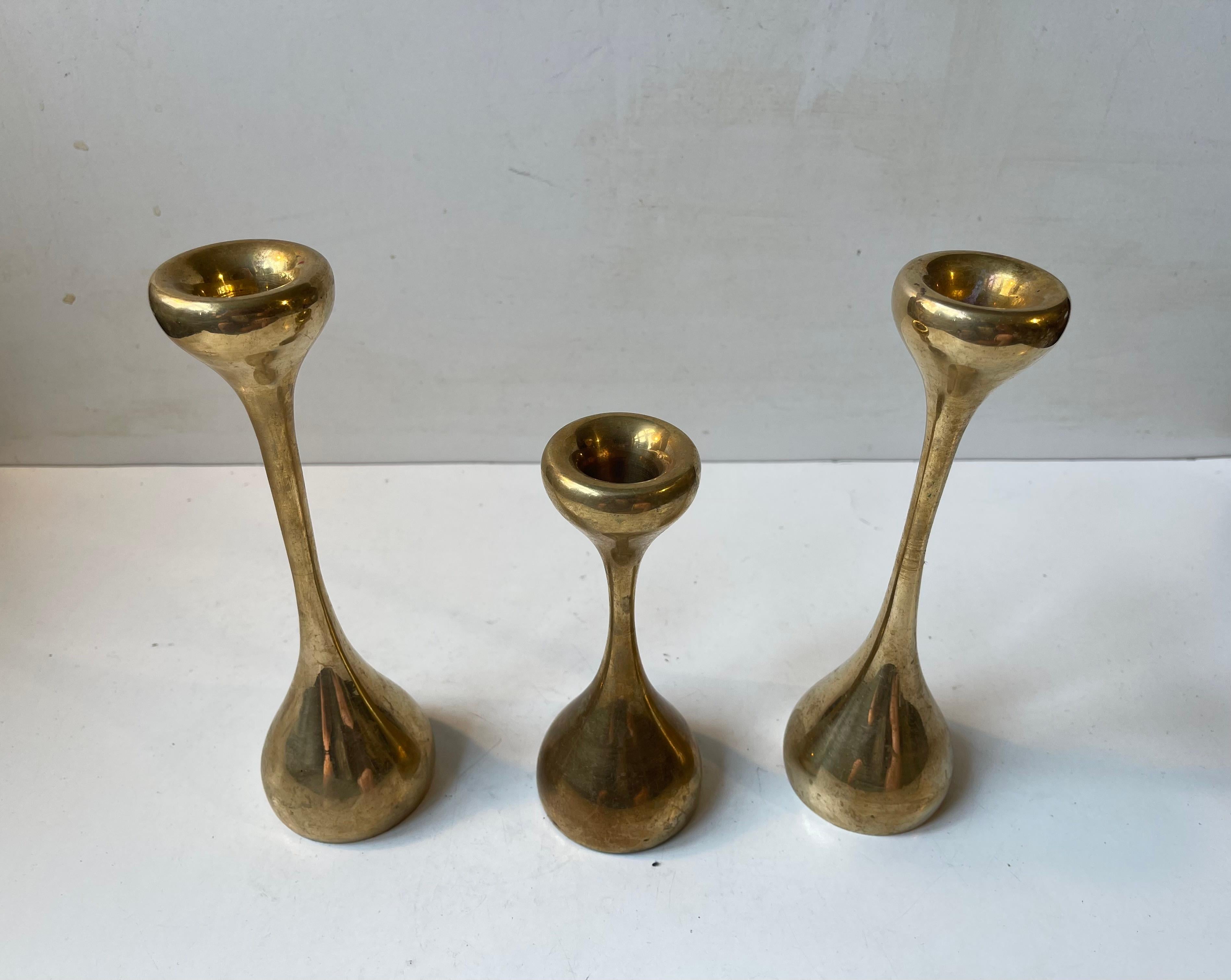 Moulage Bougeoirs sculpturaux danois modernes en laiton, années 1970, lot de 3 en vente