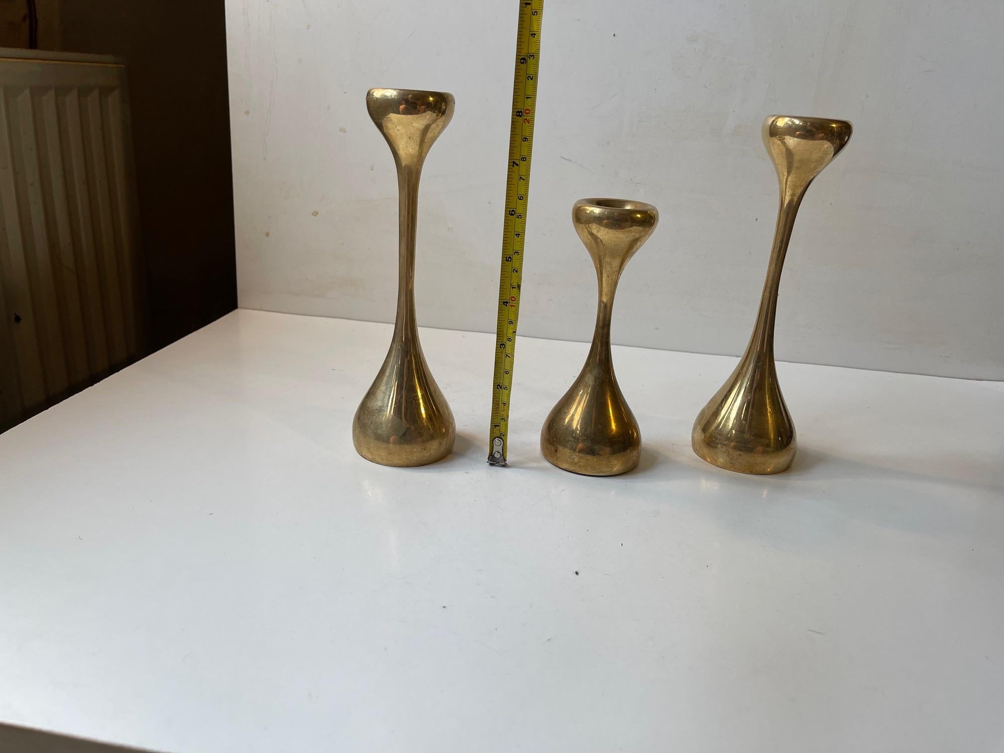 Laiton Bougeoirs sculpturaux danois modernes en laiton, années 1970, lot de 3 en vente