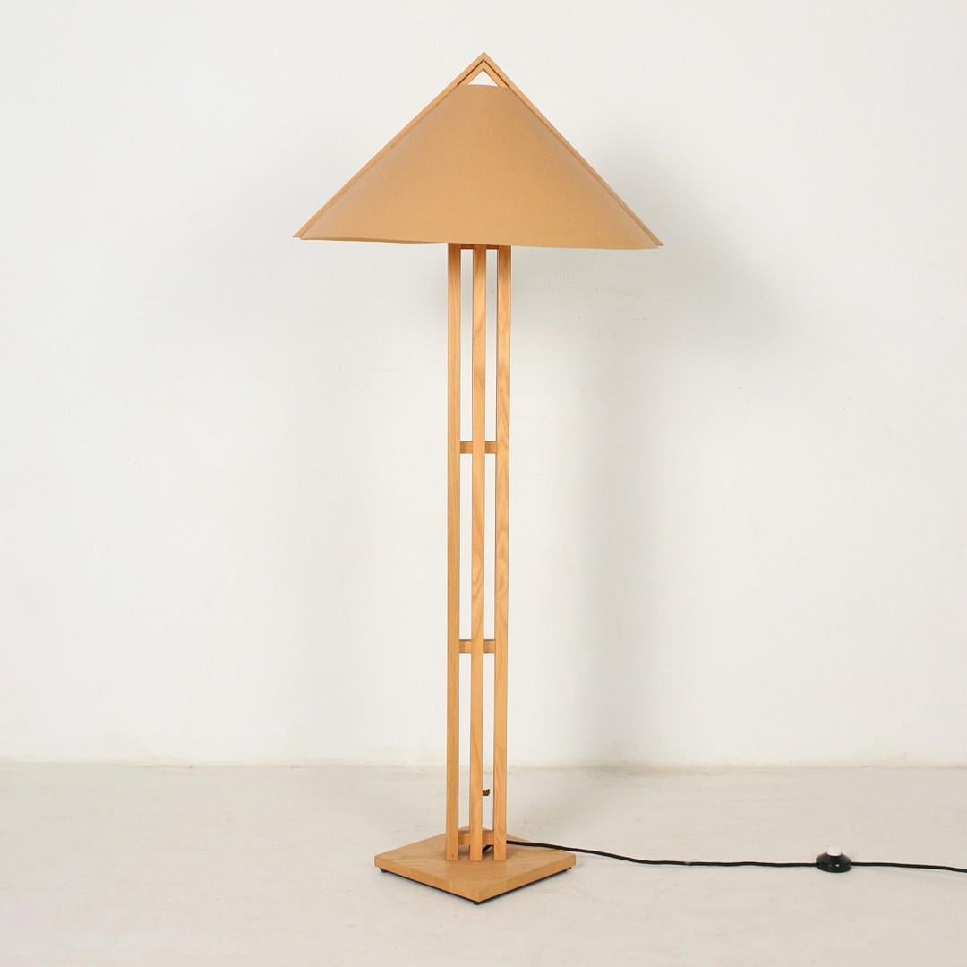 A sculptural Danish floor lamp in pine and with an acrylic lamp shade. Made by Domus in 1970s.

The light is in a great vintage condition.

A fine decorativ object for the modern interior. A warm colour that pair well with the Minimalist