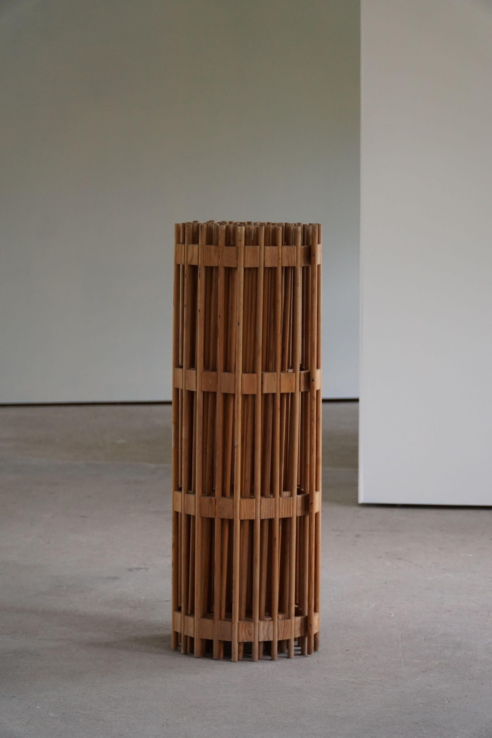 Dänischer moderner skulpturaler Raumteiler/ Raumteiler aus Kiefer, hergestellt in den 1960er Jahren (Skandinavische Moderne) im Angebot