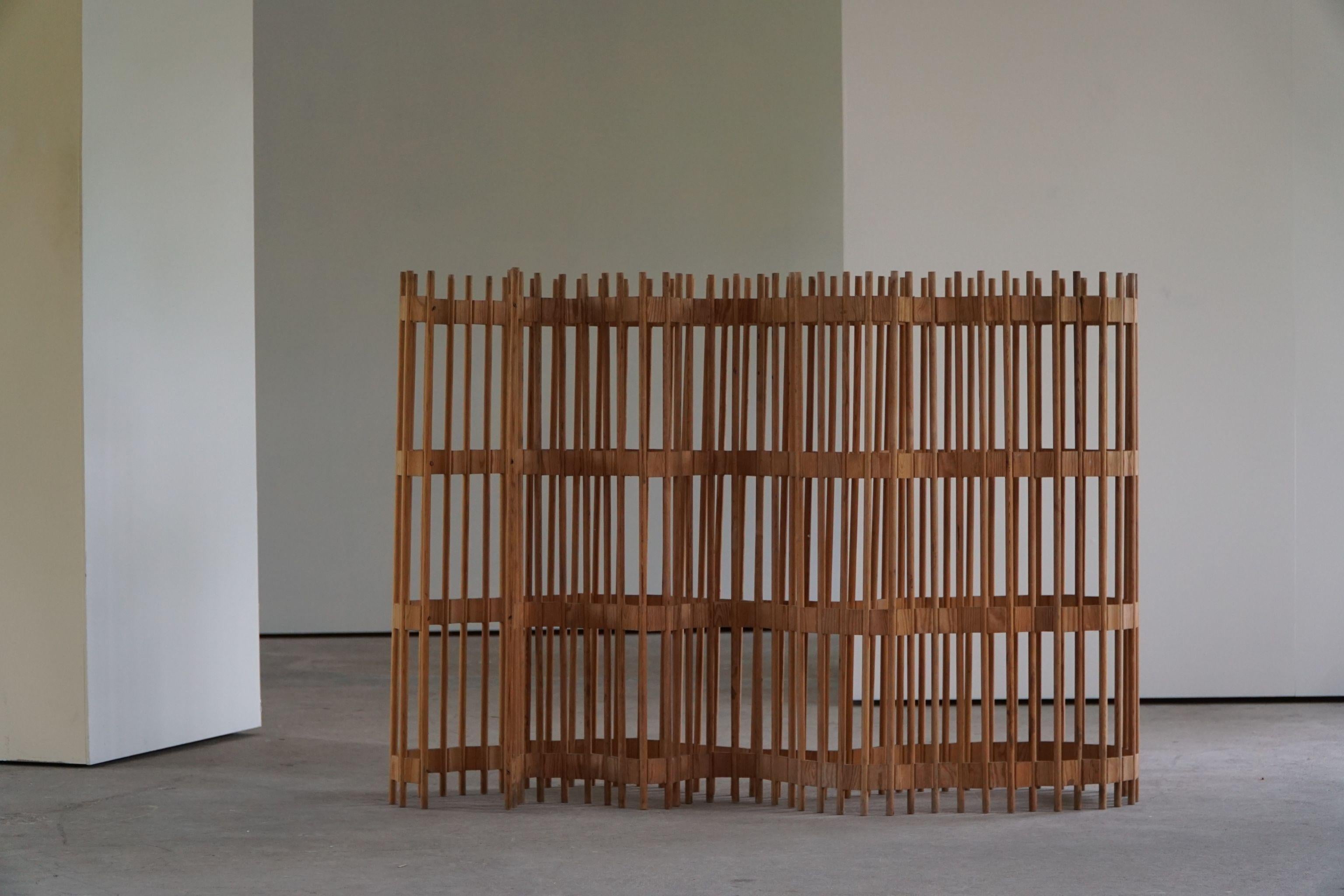 Danish Modern Sculptural Folding Screen / Room Divider in Pine, Made in 1960s In Good Condition For Sale In Odense, DK