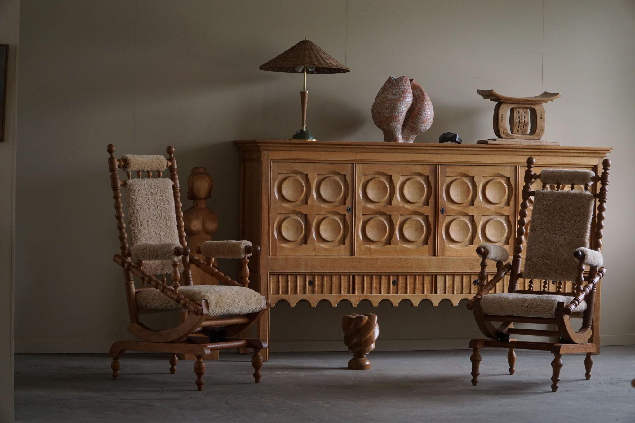 Pareja escultórica de sillas mecedoras modernas danesas Lana de cordero y roble, Brutalismo, 1950 Danés en venta