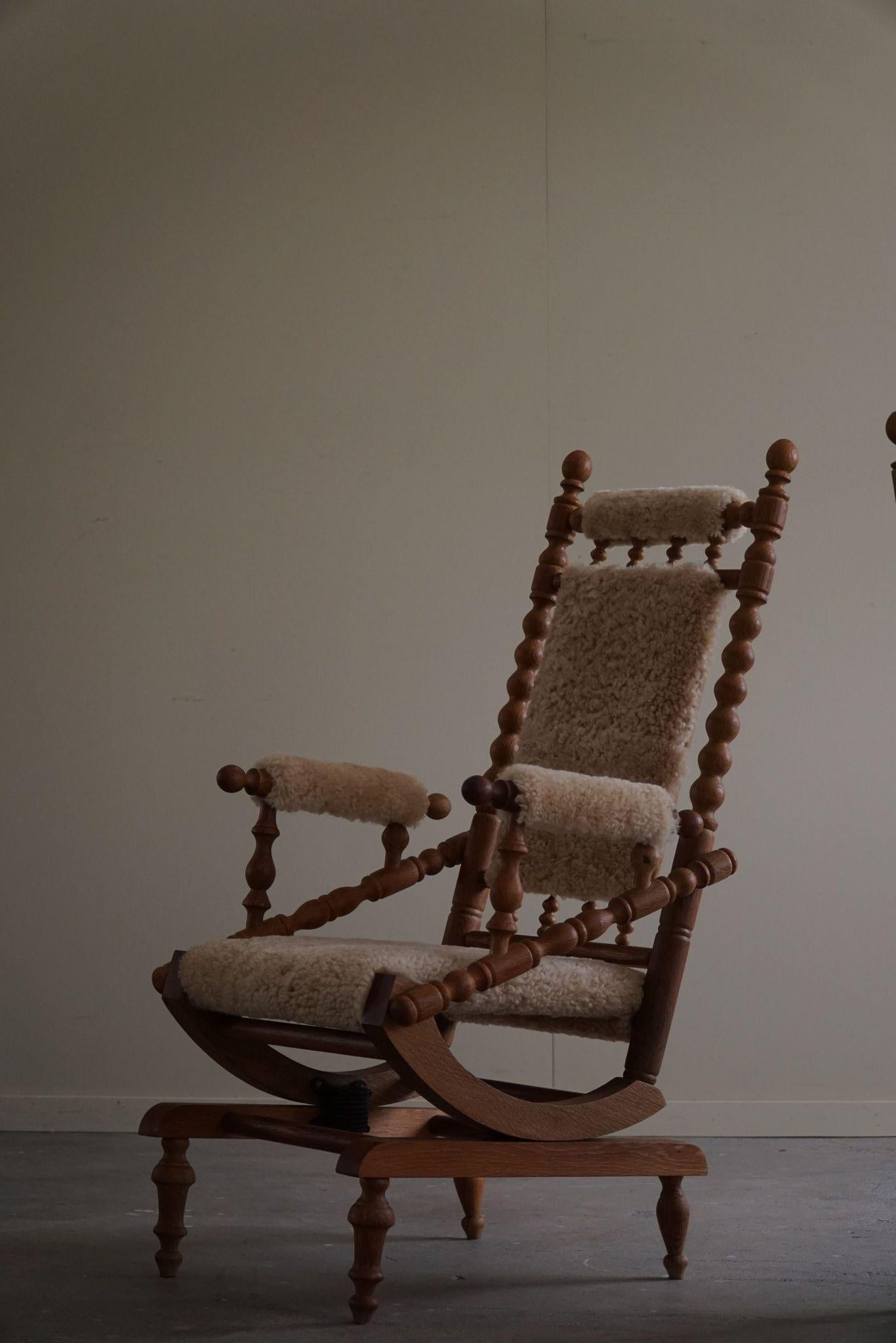 Pareja escultórica de sillas mecedoras modernas danesas Lana de cordero y roble, Brutalismo, 1950 Roble en venta