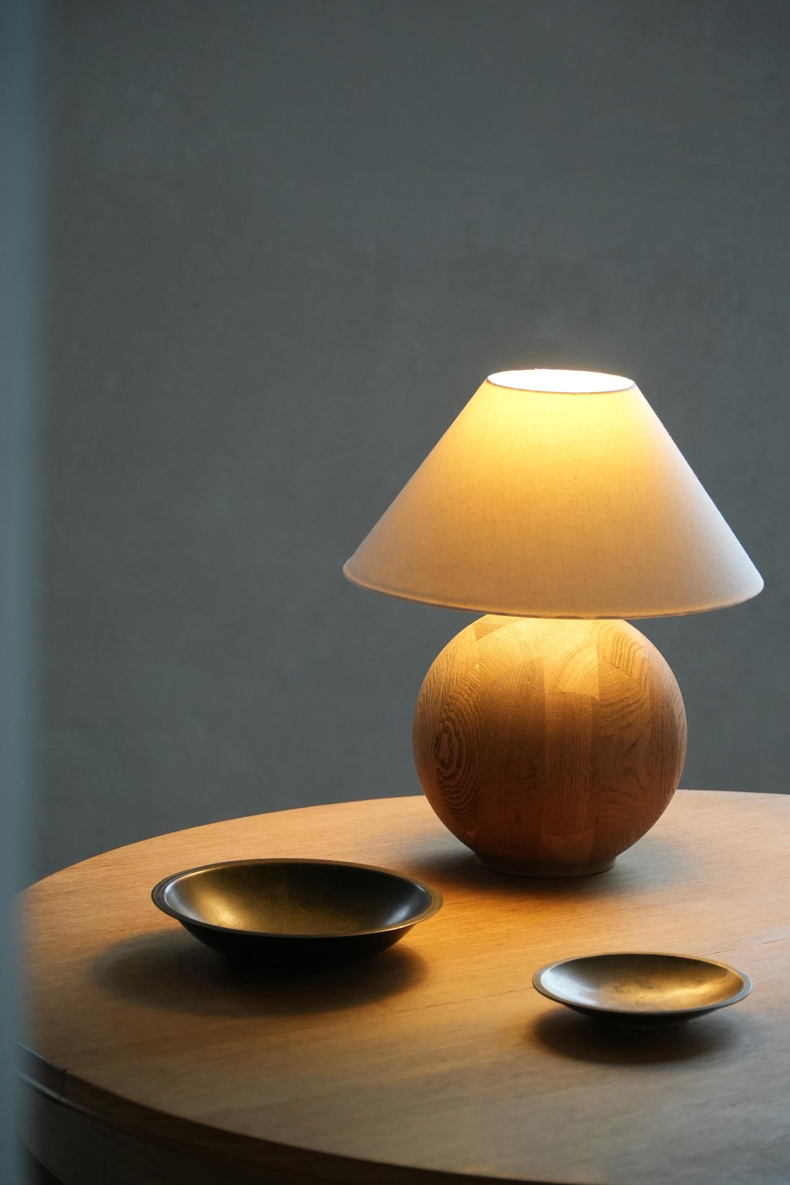 Dänische Moderne, skulpturale runde Tischlampe aus Eichenholz von Kirk, 1980er im Angebot 5