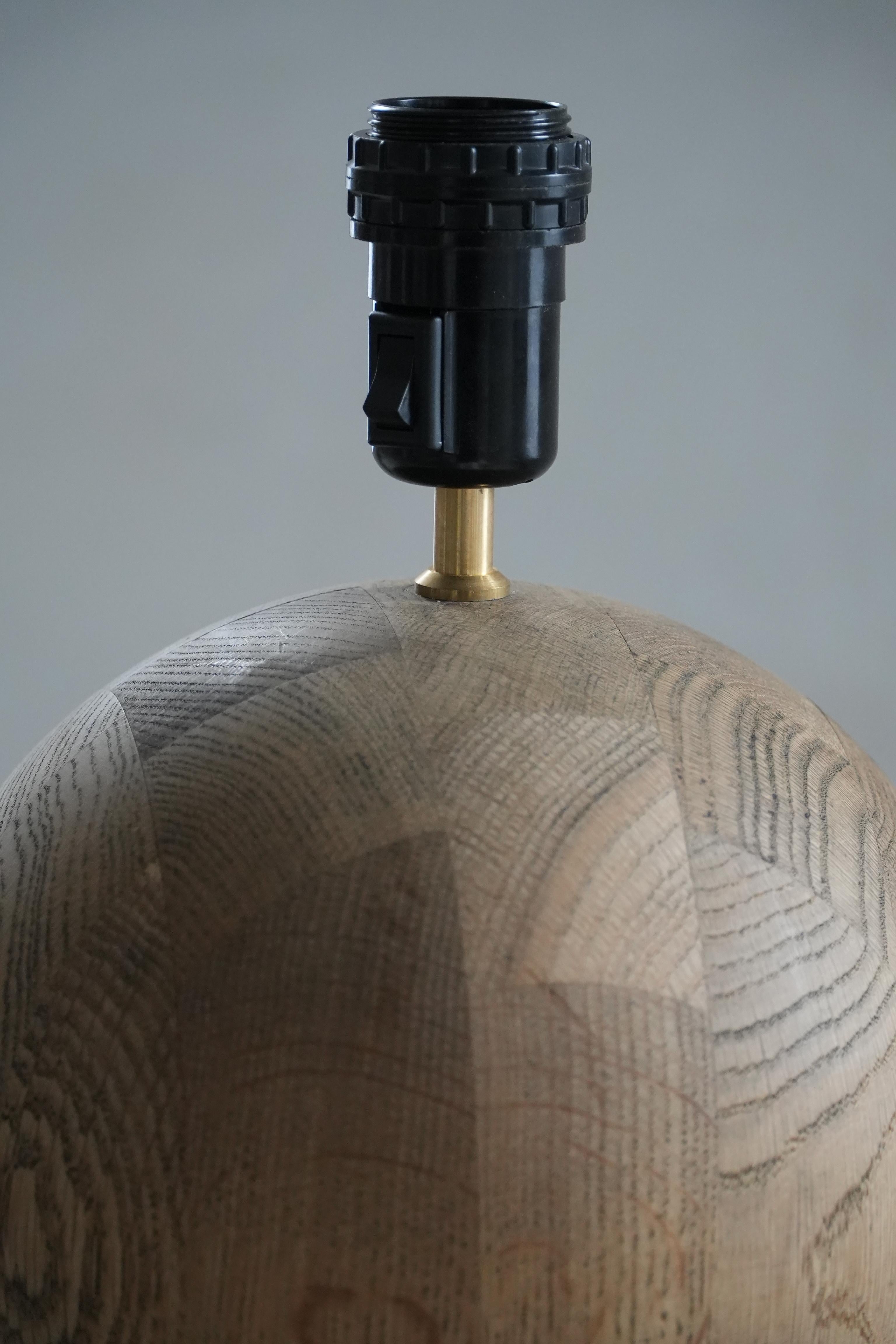 Dänische Moderne, skulpturale runde Tischlampe aus Eichenholz von Kirk, 1980er im Angebot 6