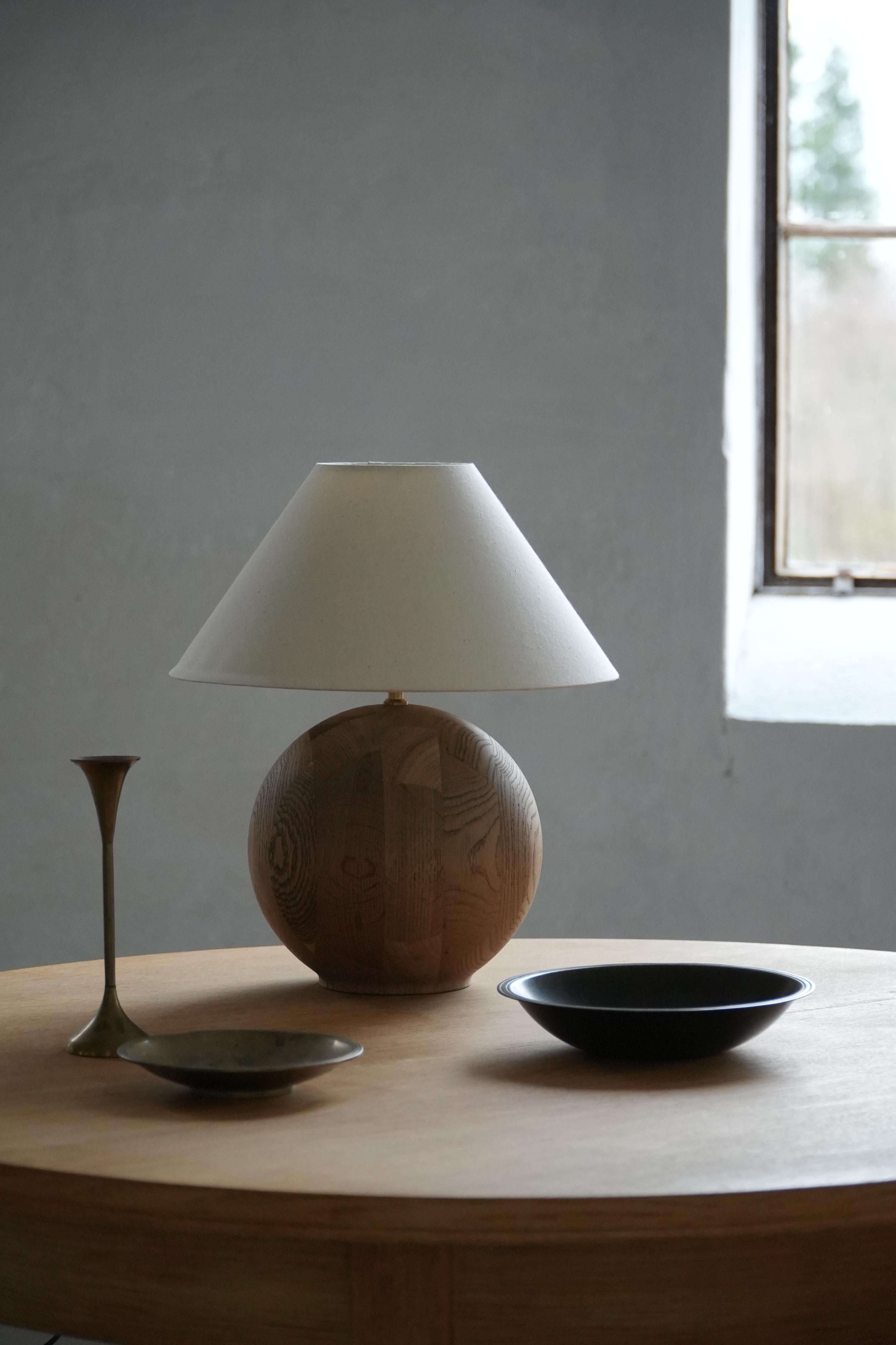 Dänische Moderne, skulpturale runde Tischlampe aus Eichenholz von Kirk, 1980er im Angebot 9