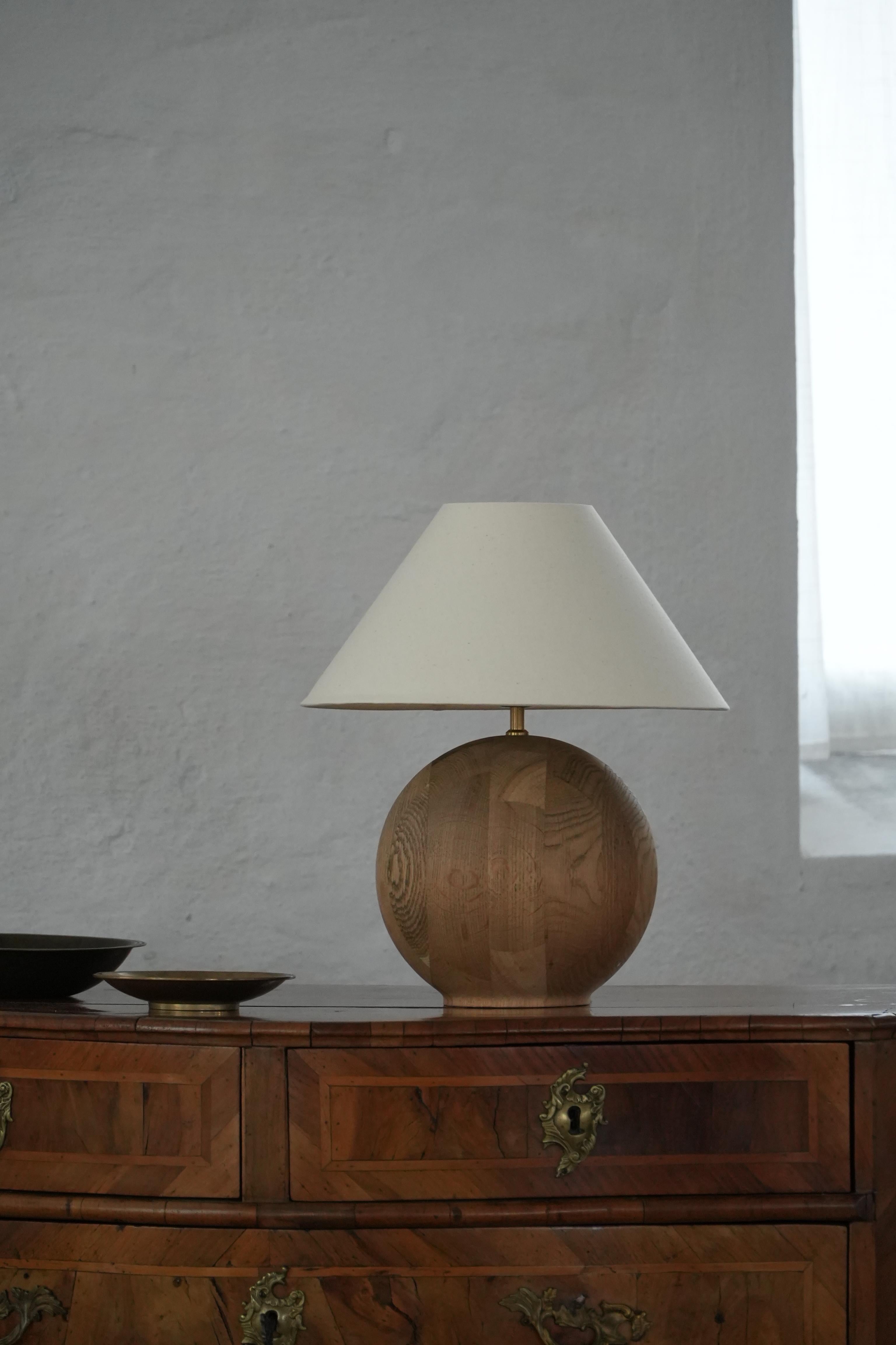 Dänische Moderne, skulpturale runde Tischlampe aus Eichenholz von Kirk, 1980er im Angebot 10