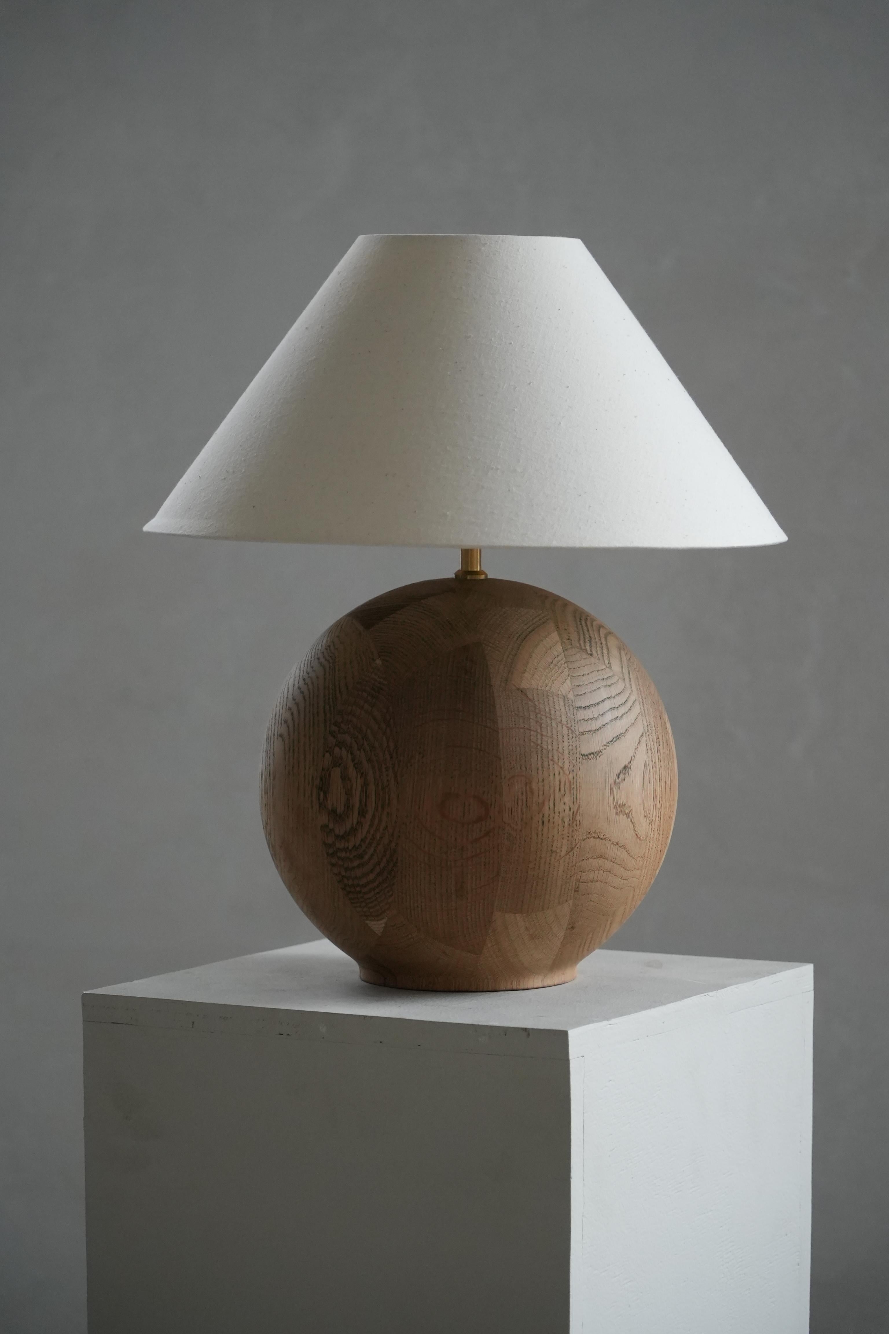 Dänische Moderne, skulpturale runde Tischlampe aus Eichenholz von Kirk, 1980er im Angebot 11