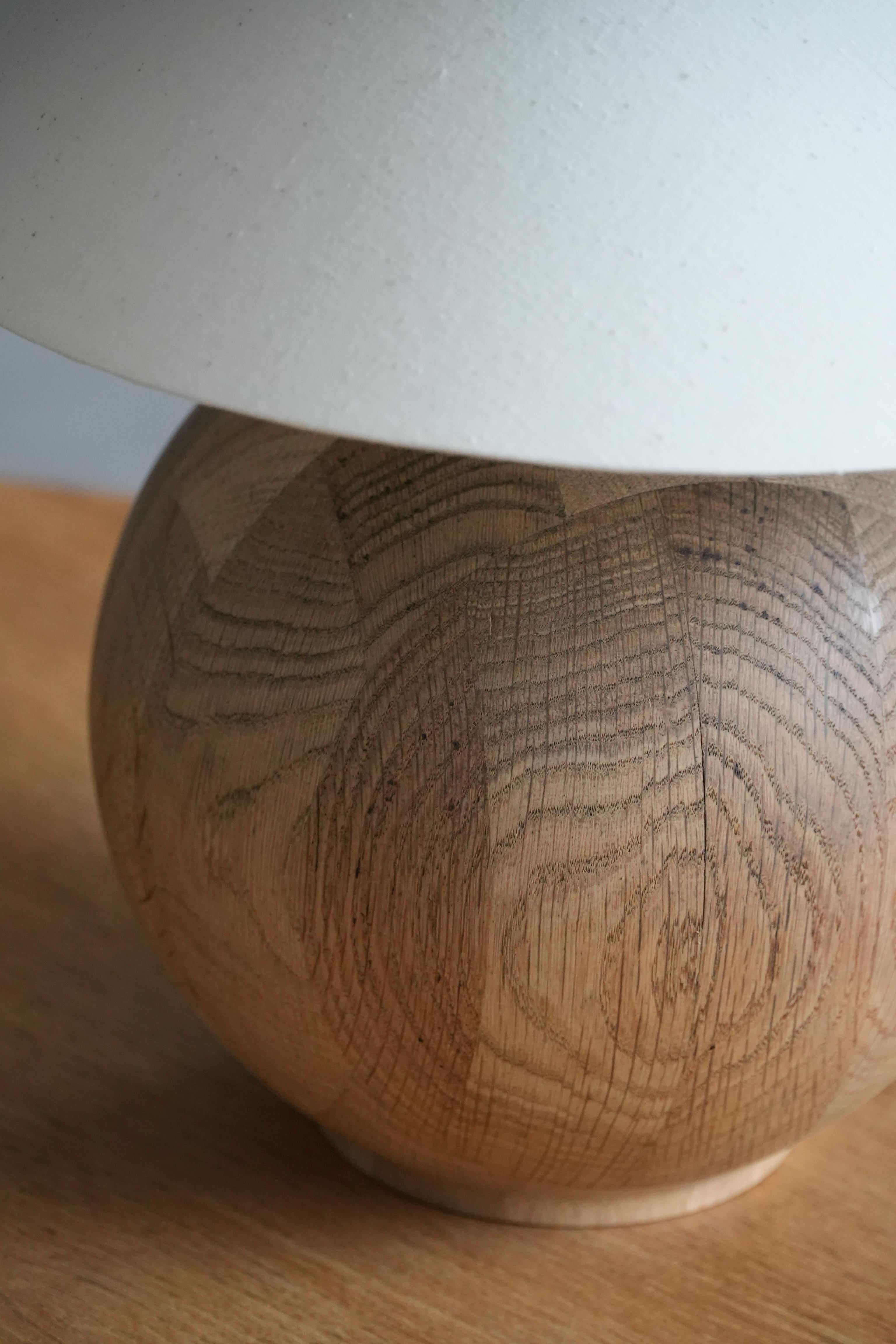 Dänische Moderne, skulpturale runde Tischlampe aus Eichenholz von Kirk, 1980er im Zustand „Gut“ im Angebot in Odense, DK