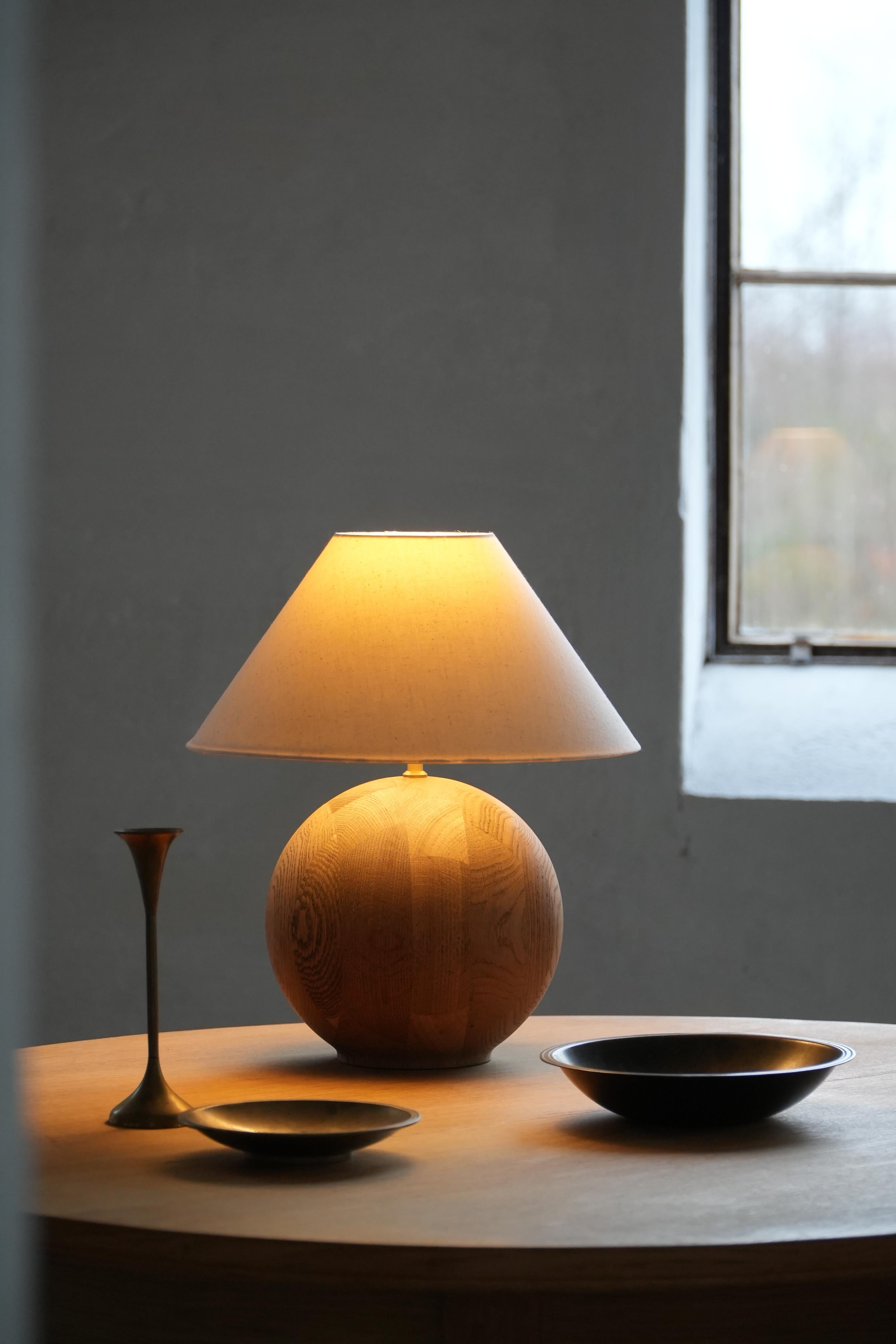 Dänische Moderne, skulpturale runde Tischlampe aus Eichenholz von Kirk, 1980er (20. Jahrhundert) im Angebot