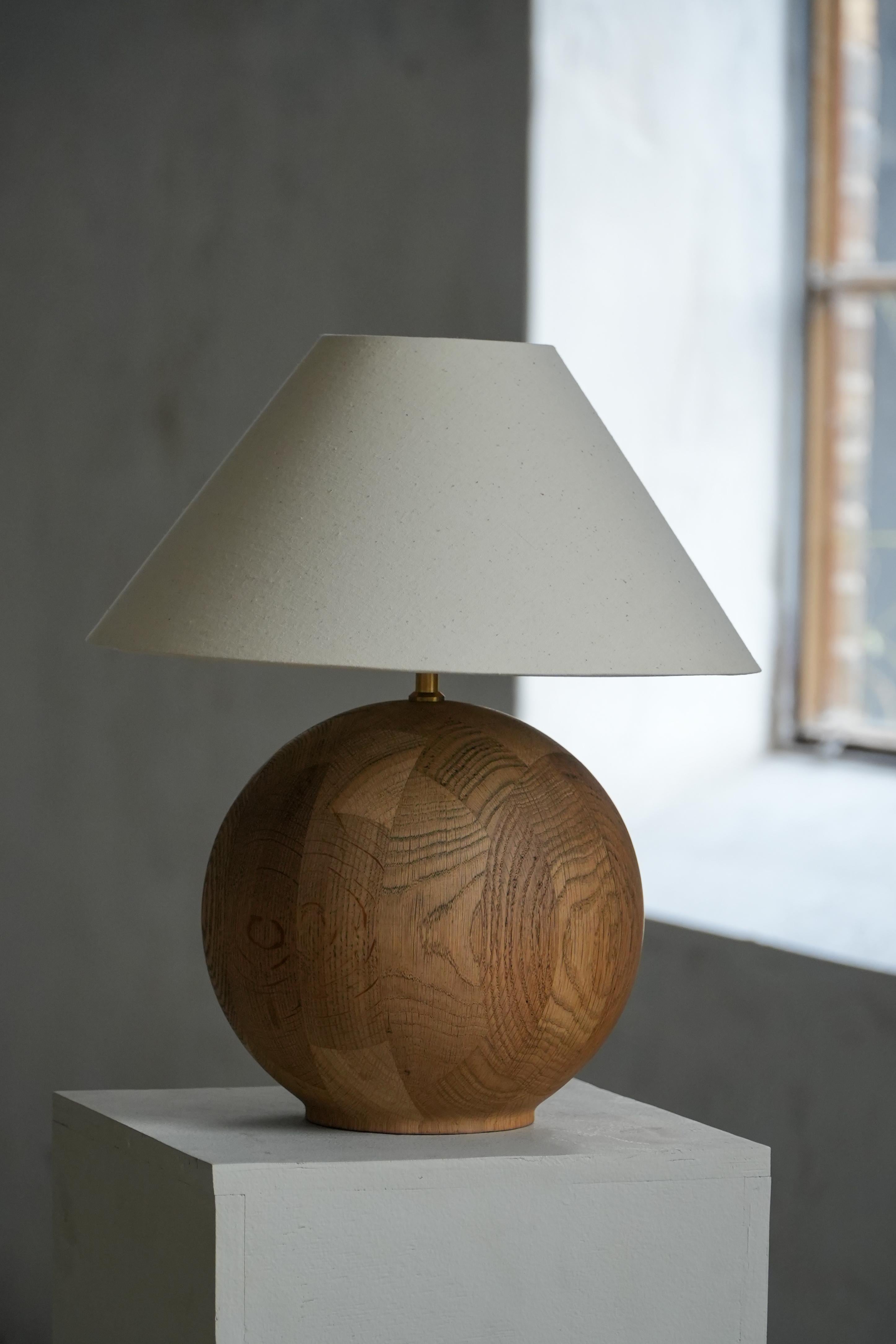 Dänische Moderne, skulpturale runde Tischlampe aus Eichenholz von Kirk, 1980er im Angebot 1