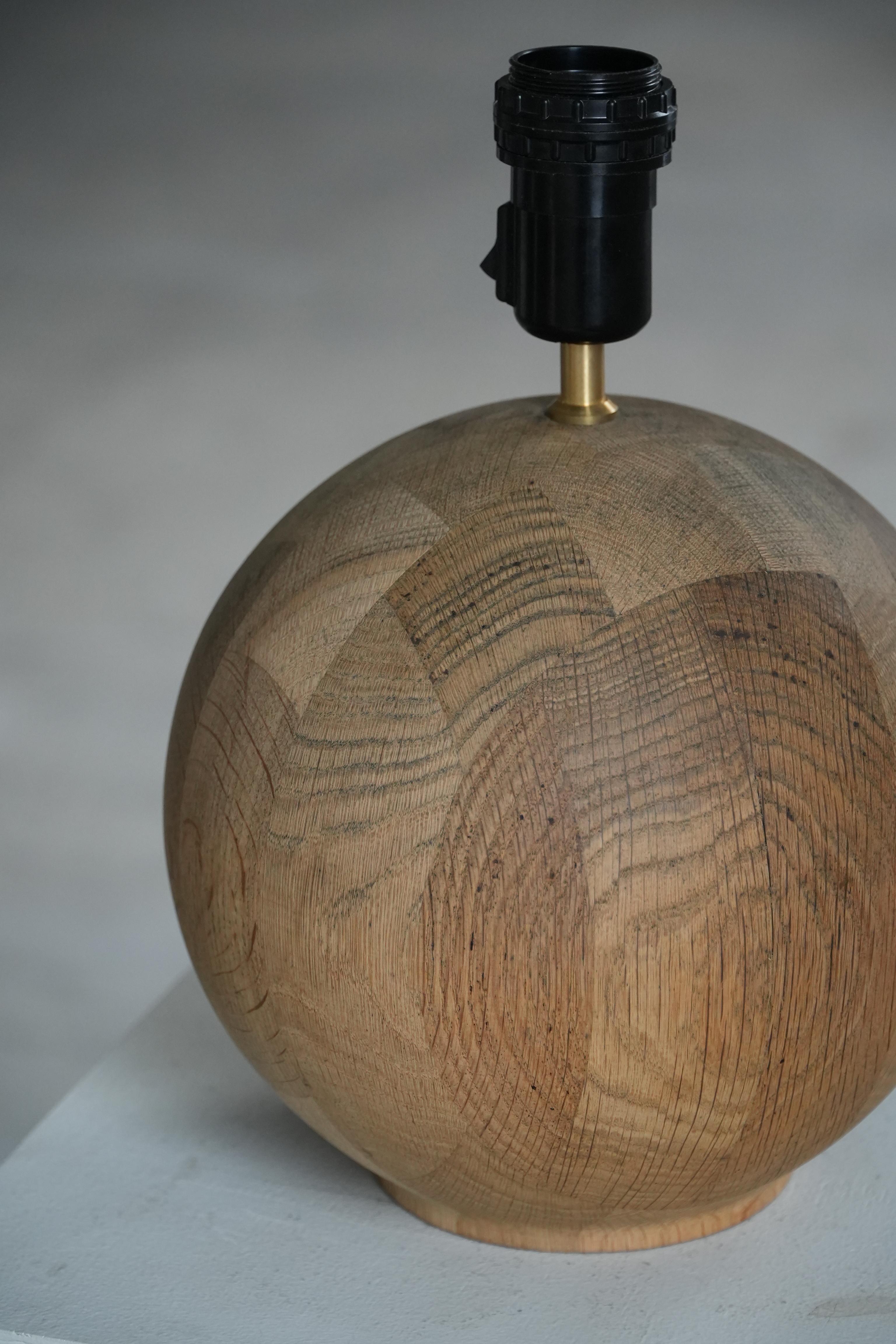 Dänische Moderne, skulpturale runde Tischlampe aus Eichenholz von Kirk, 1980er im Angebot 2