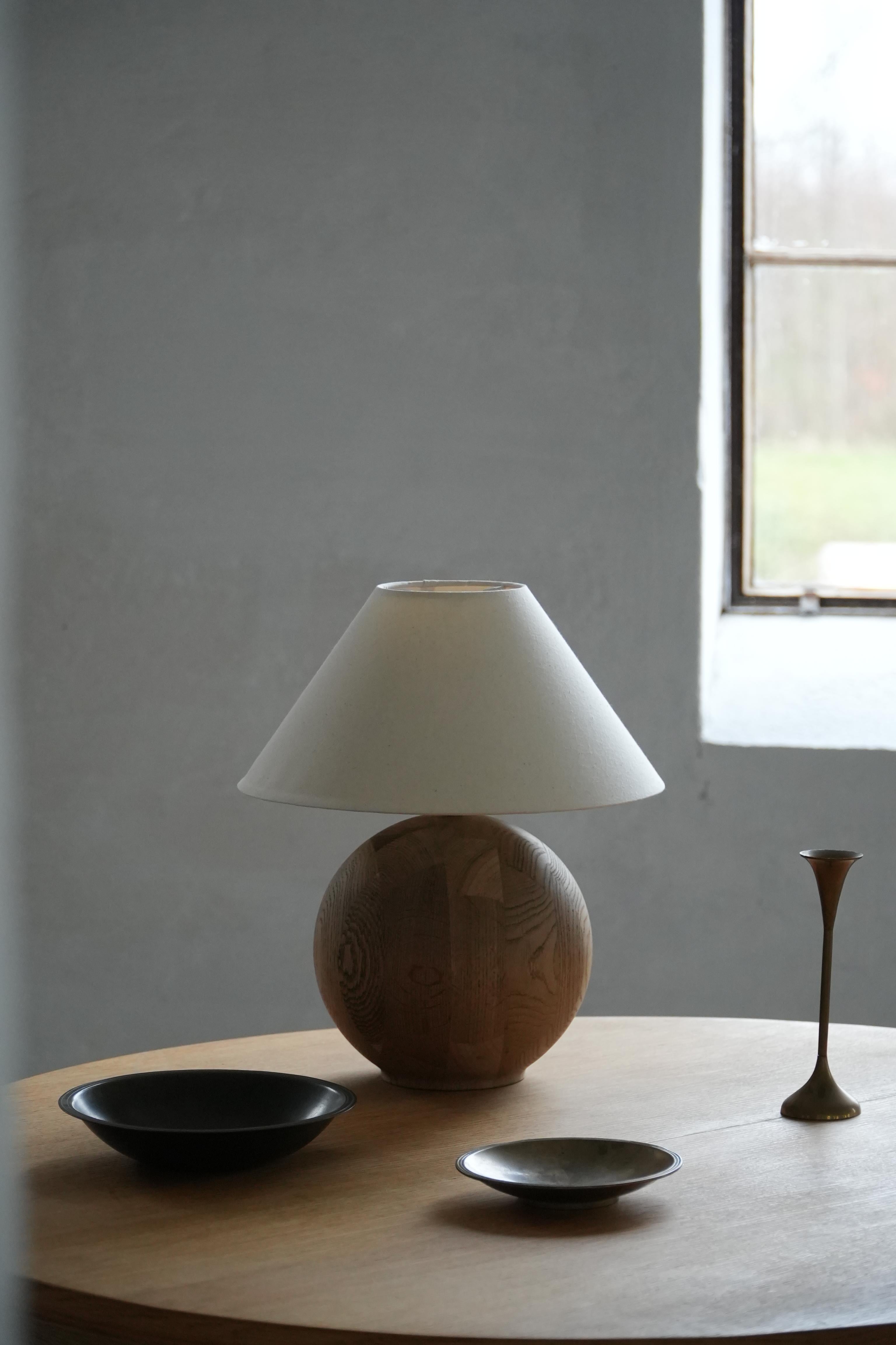 Dänische Moderne, skulpturale runde Tischlampe aus Eichenholz von Kirk, 1980er im Angebot 3