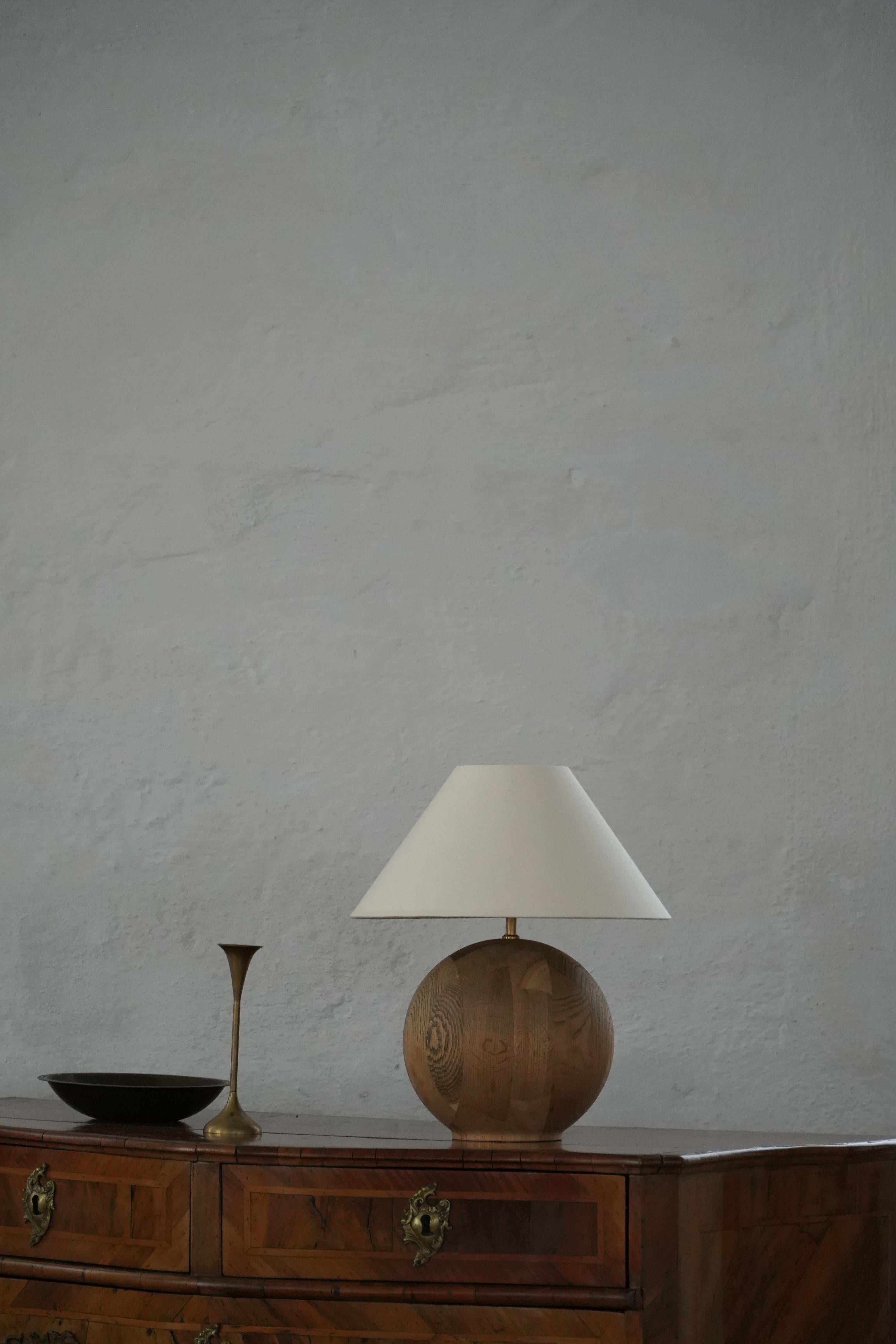 Dänische Moderne, skulpturale runde Tischlampe aus Eichenholz von Kirk, 1980er im Angebot 4