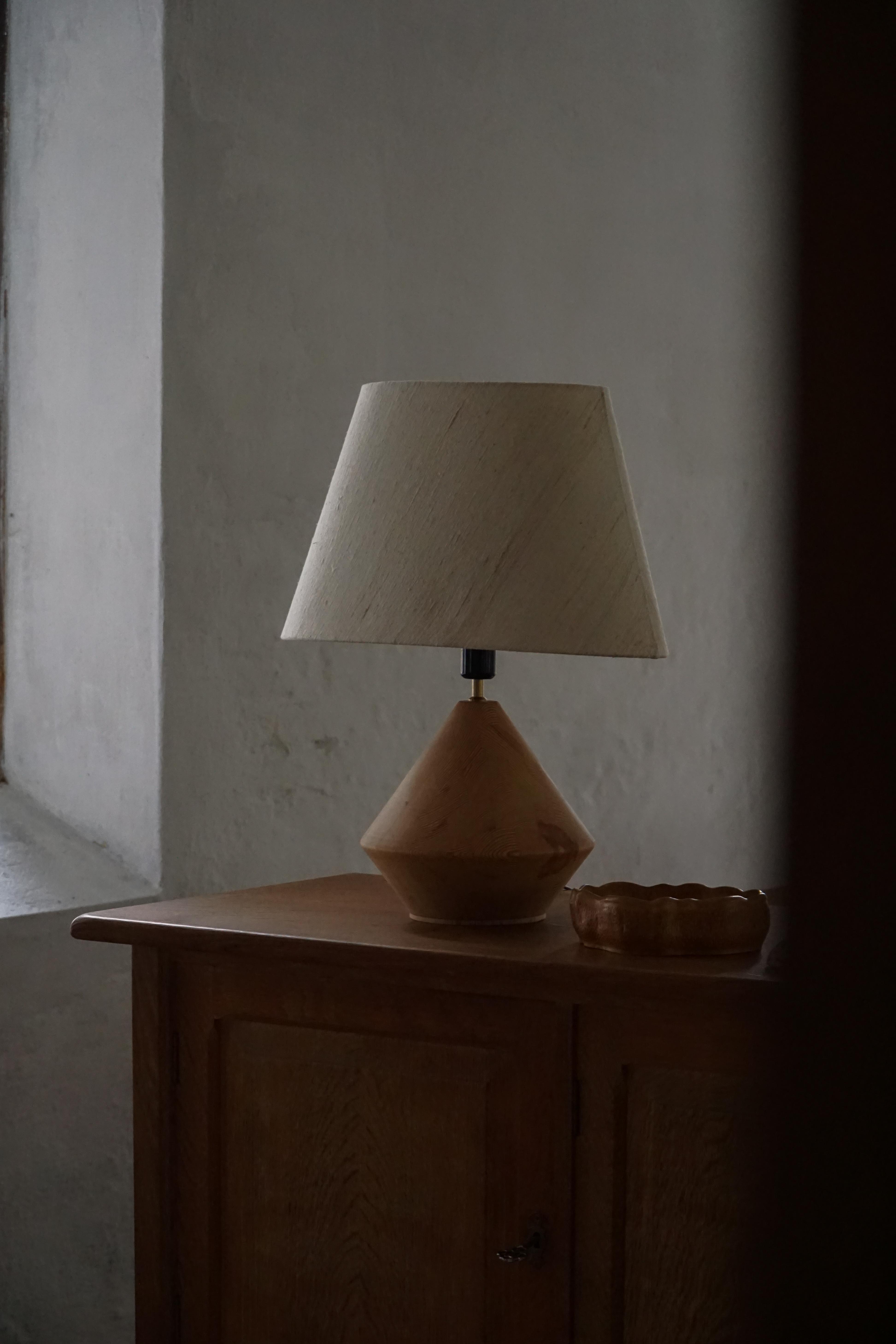 Lámpara de sobremesa escultural danesa moderna de madera de Kirk, años 80 en venta 3