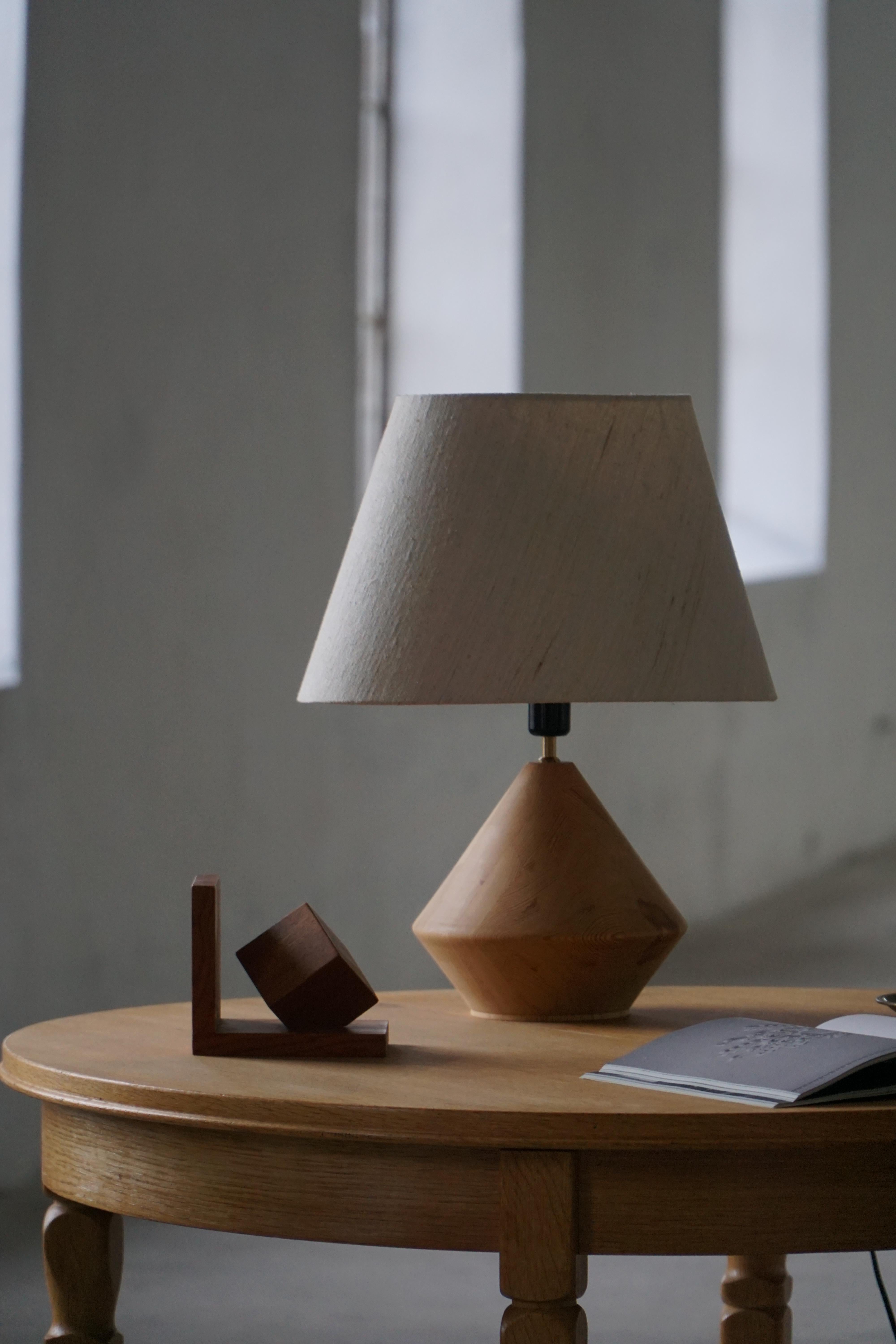 Lámpara de sobremesa escultural danesa moderna de madera de Kirk, años 80 en venta 4