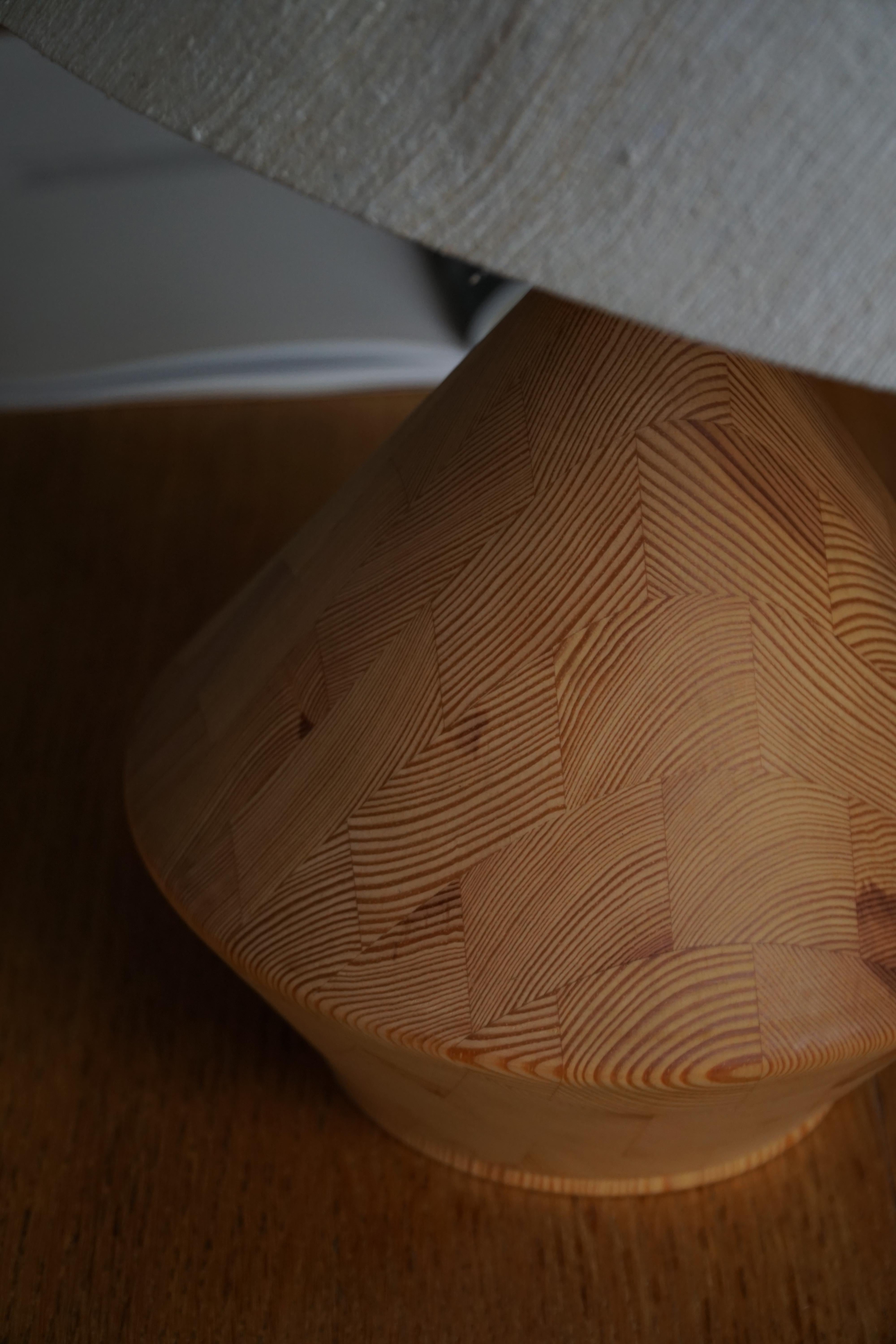 Lámpara de sobremesa escultural danesa moderna de madera de Kirk, años 80 en venta 5