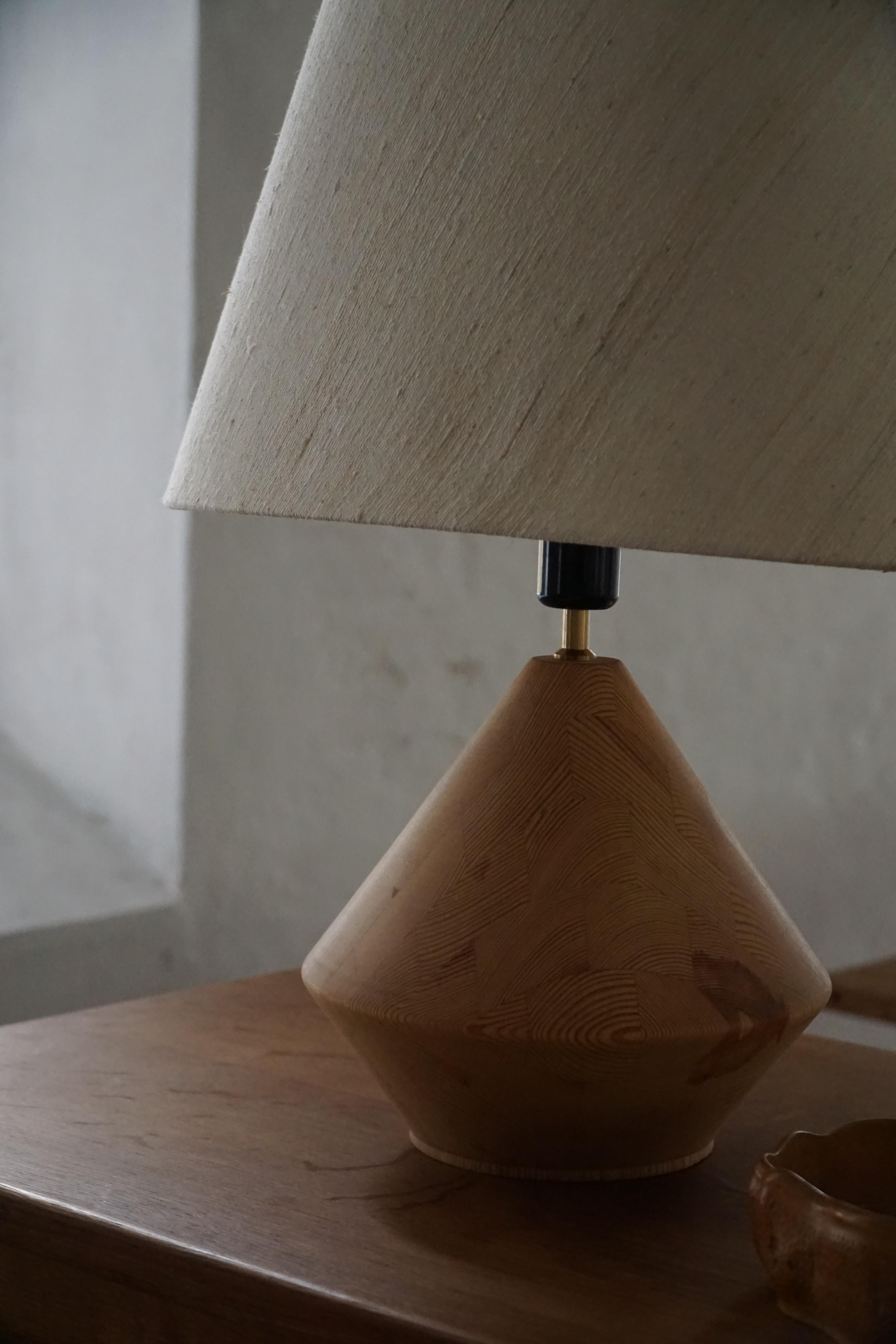 Lámpara de sobremesa escultural danesa moderna de madera de Kirk, años 80 en venta 7