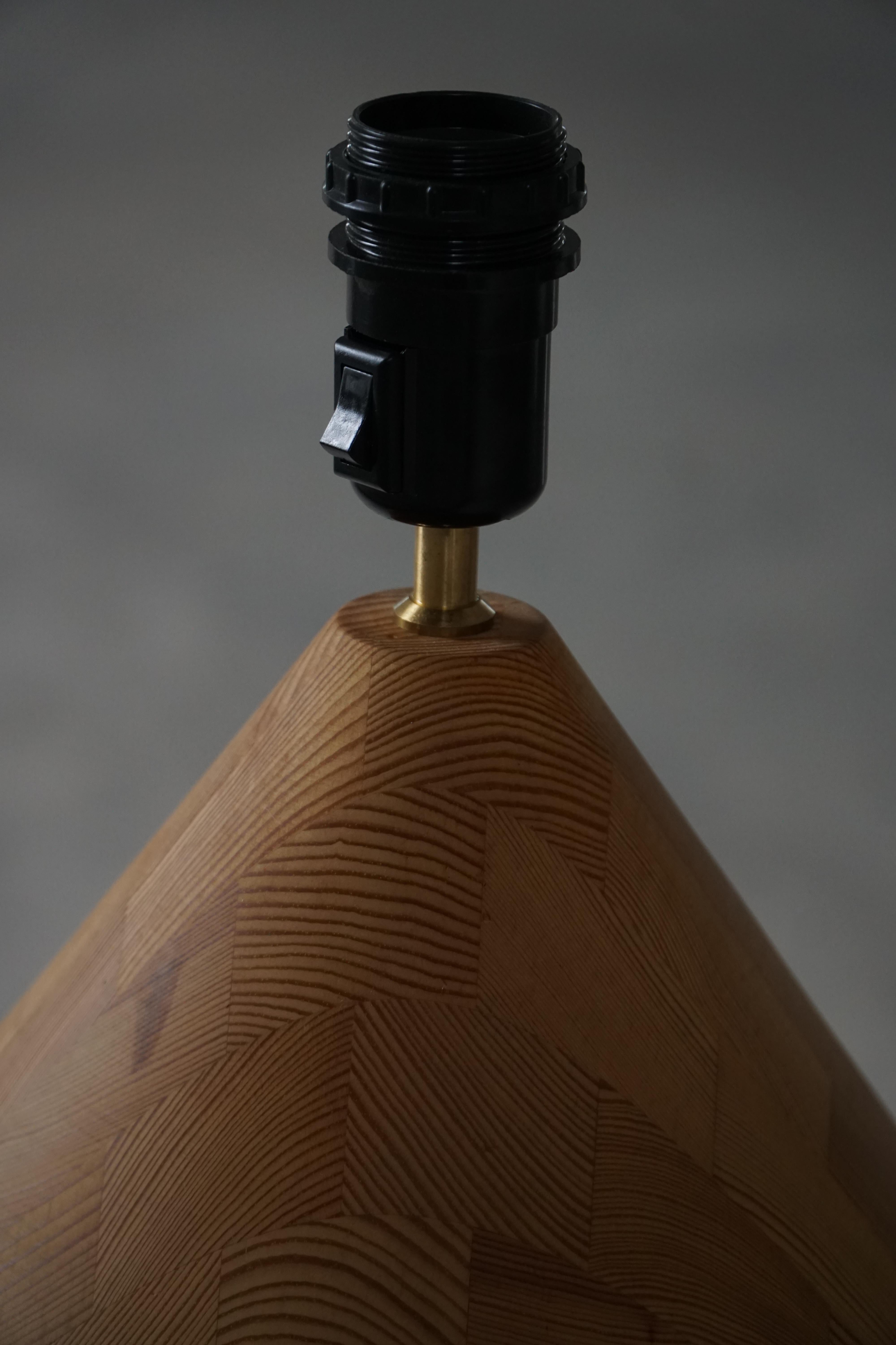 Lámpara de sobremesa escultural danesa moderna de madera de Kirk, años 80 en venta 8