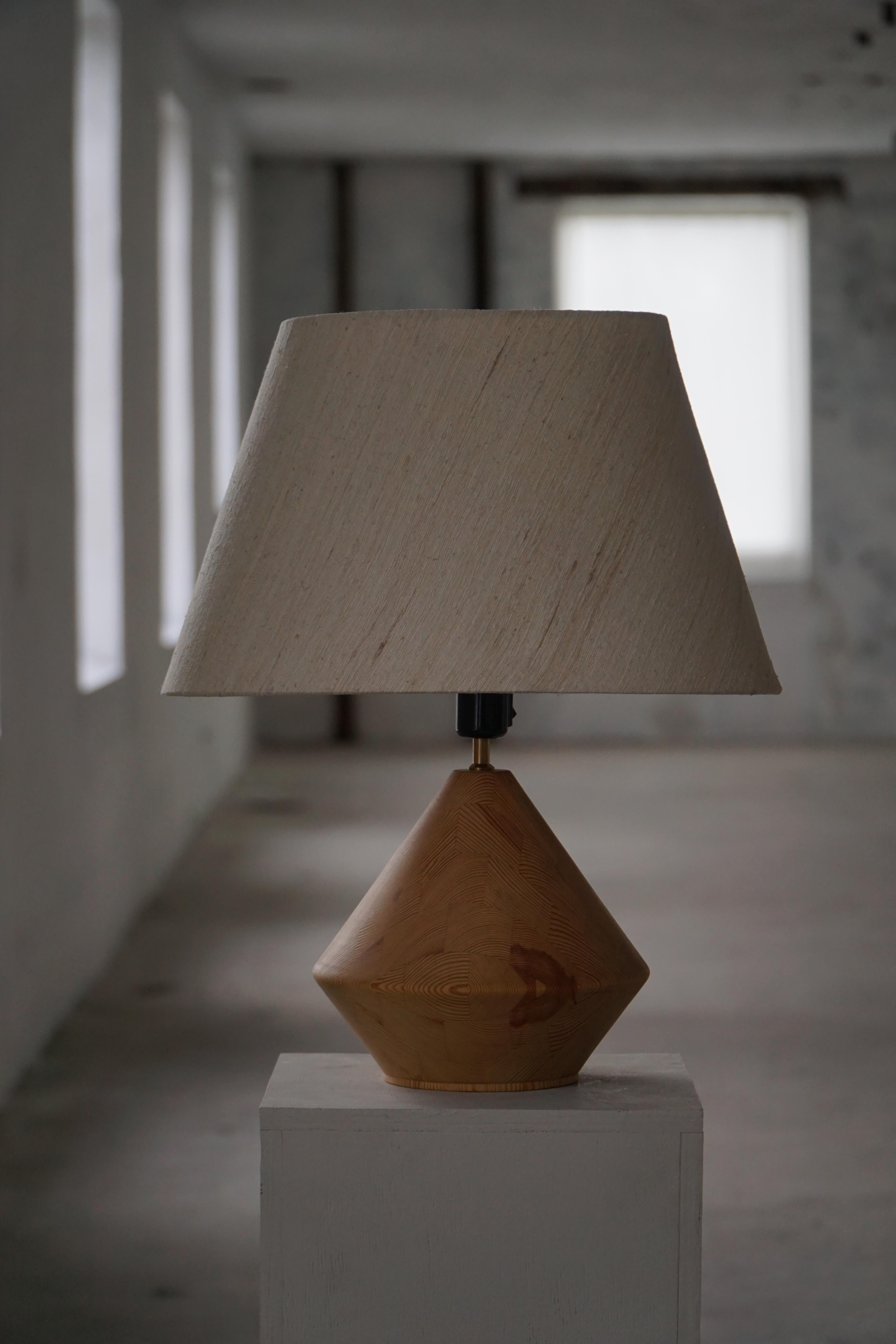 Lámpara de sobremesa escultural danesa moderna de madera de Kirk, años 80 en venta 9