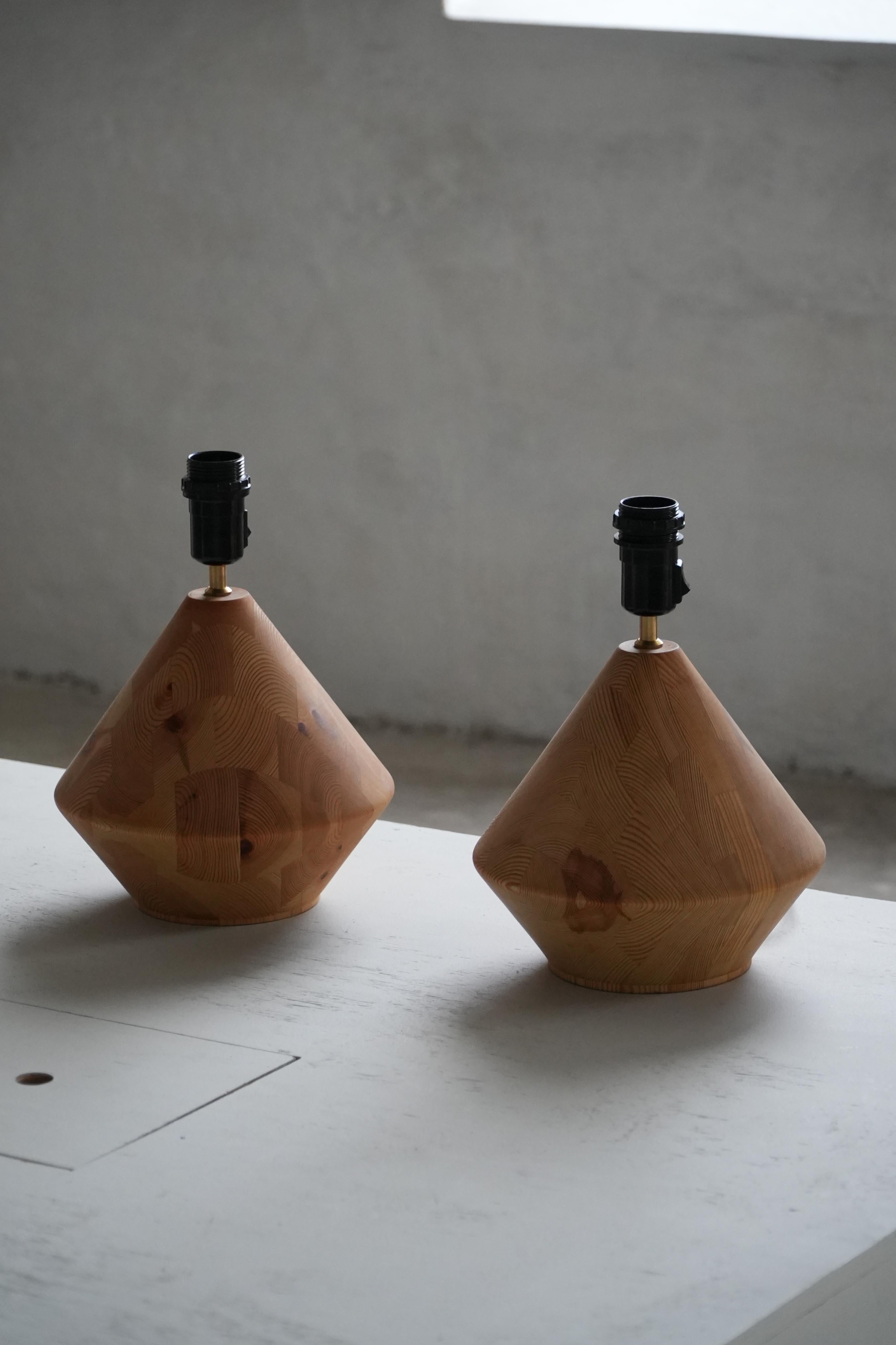 Lámpara de sobremesa escultural danesa moderna de madera de Kirk, años 80 en venta 11