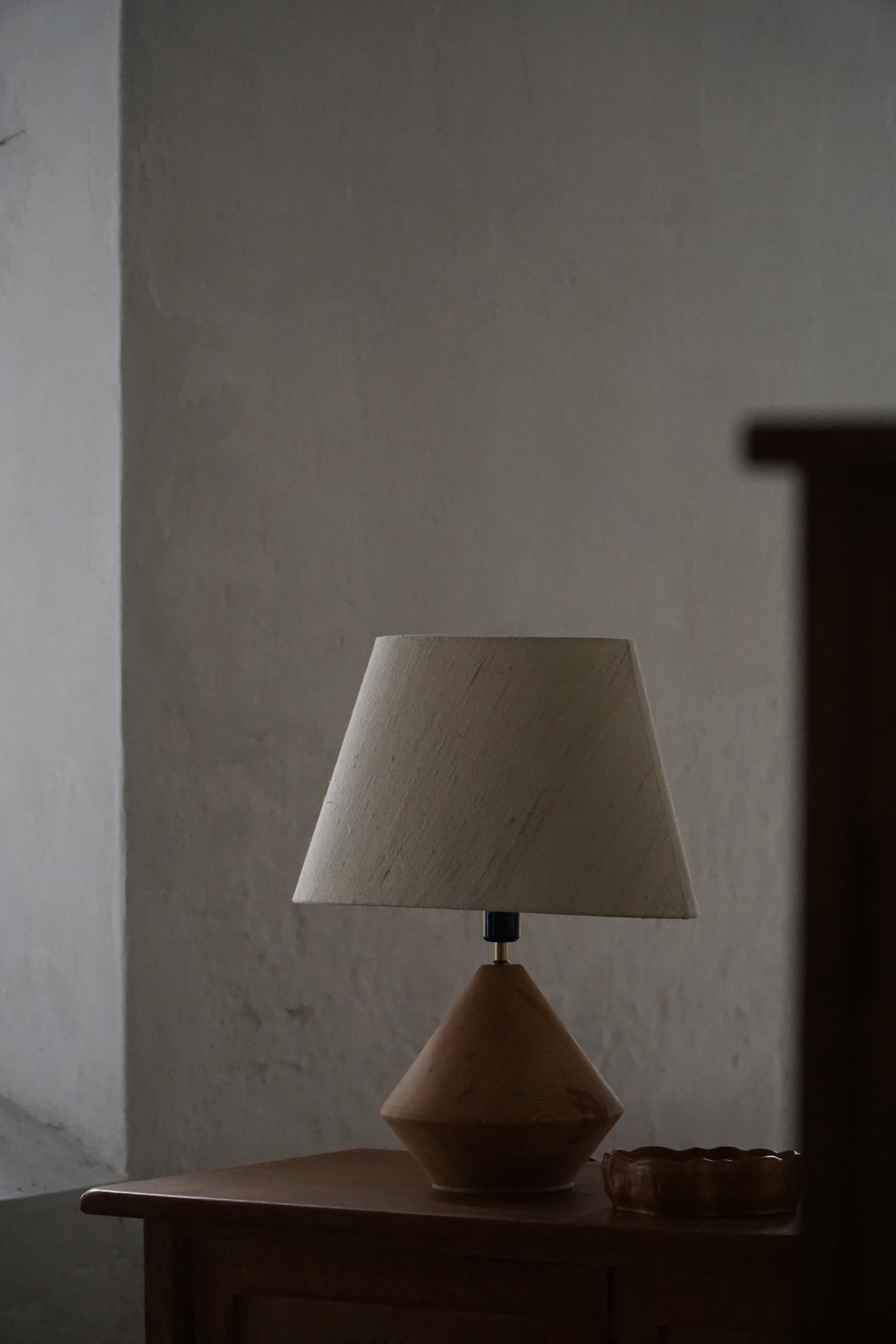 Lámpara de sobremesa escultural danesa moderna de madera de Kirk, años 80 en venta 13