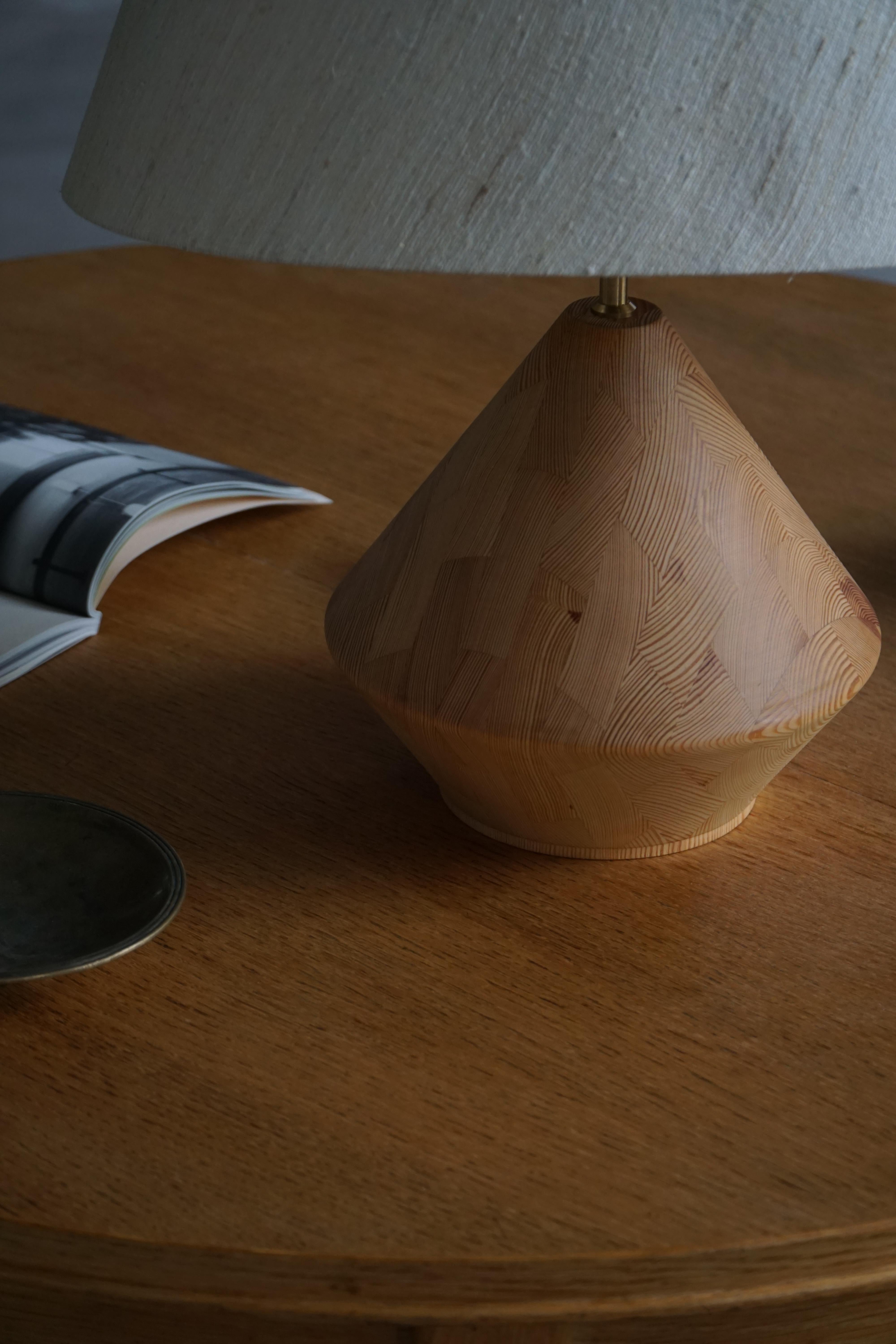 Lámpara de sobremesa escultural danesa moderna de madera de Kirk, años 80 Escandinavo moderno en venta