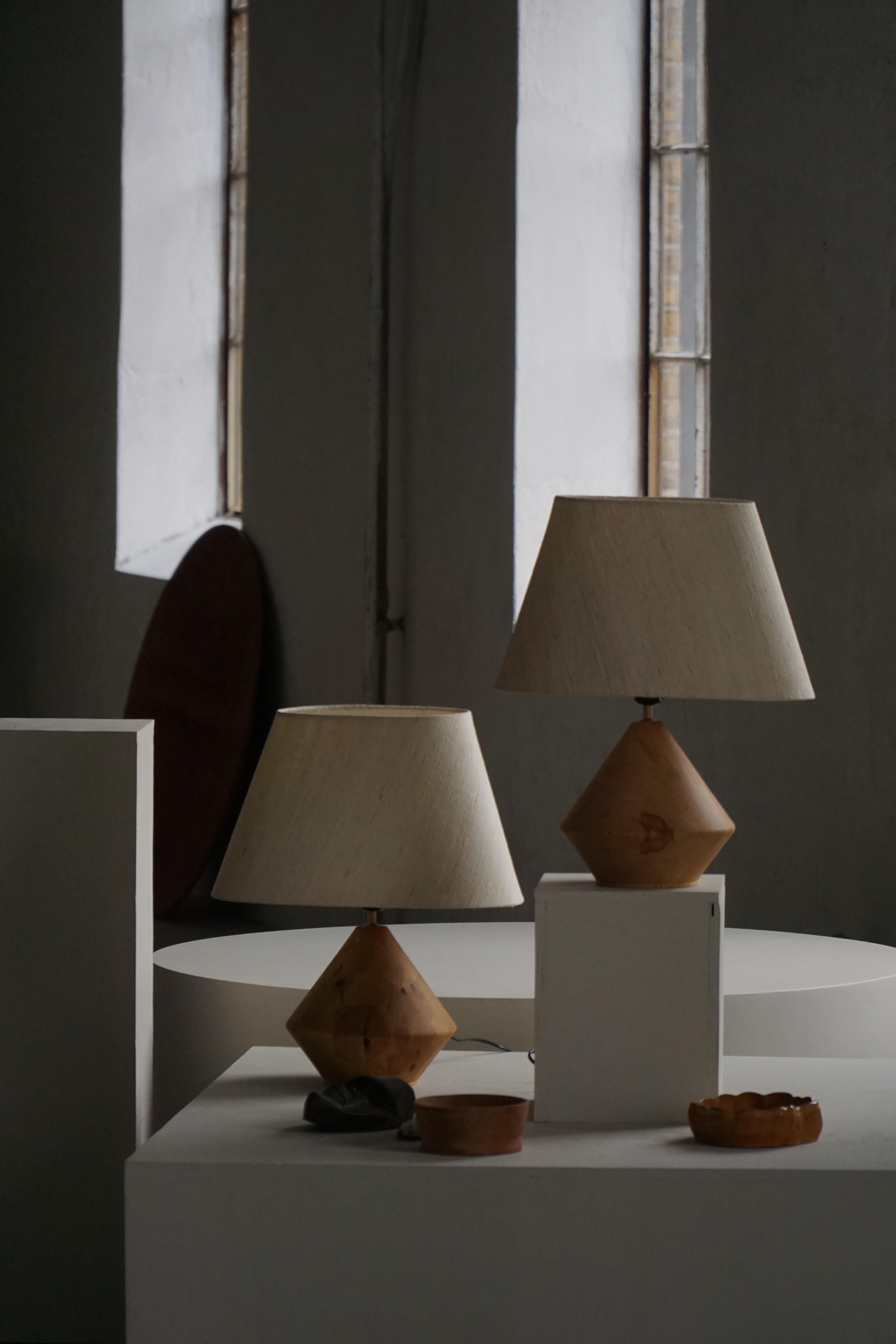 L�ámpara de sobremesa escultural danesa moderna de madera de Kirk, años 80 Danés en venta