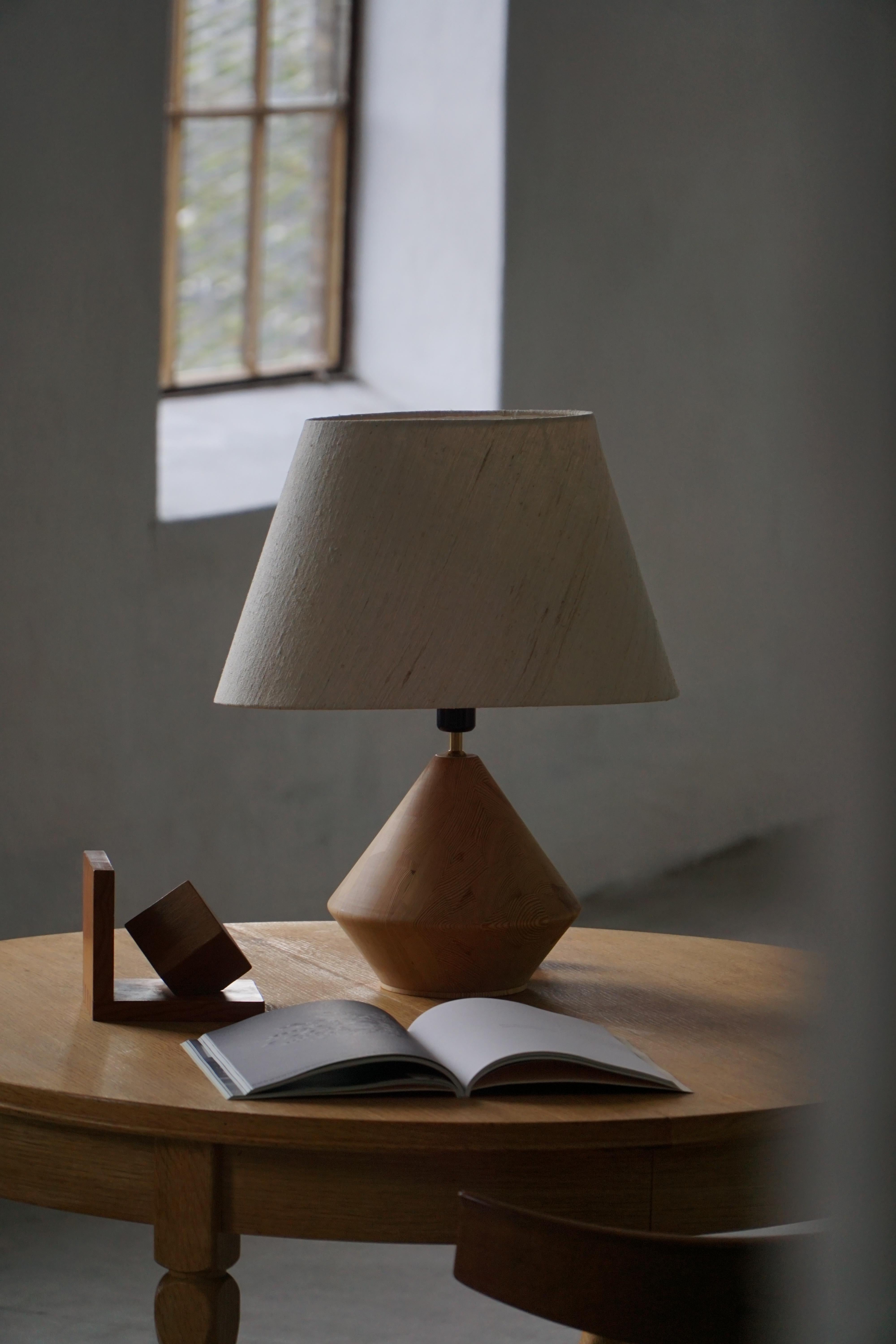 Lámpara de sobremesa escultural danesa moderna de madera de Kirk, años 80 en Bueno estado para la venta en Odense, DK