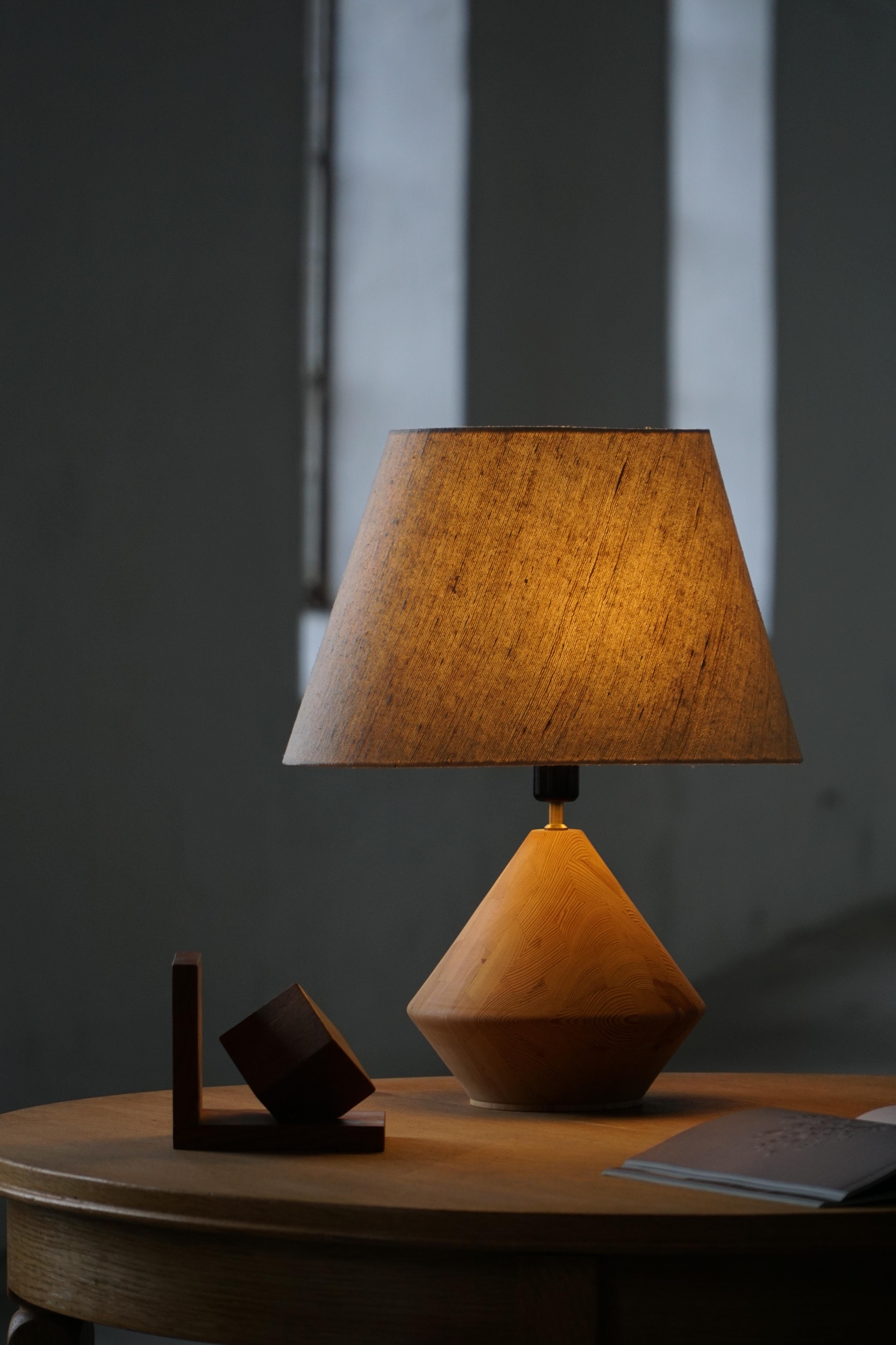 Lámpara de sobremesa escultural danesa moderna de madera de Kirk, años 80 siglo XX en venta