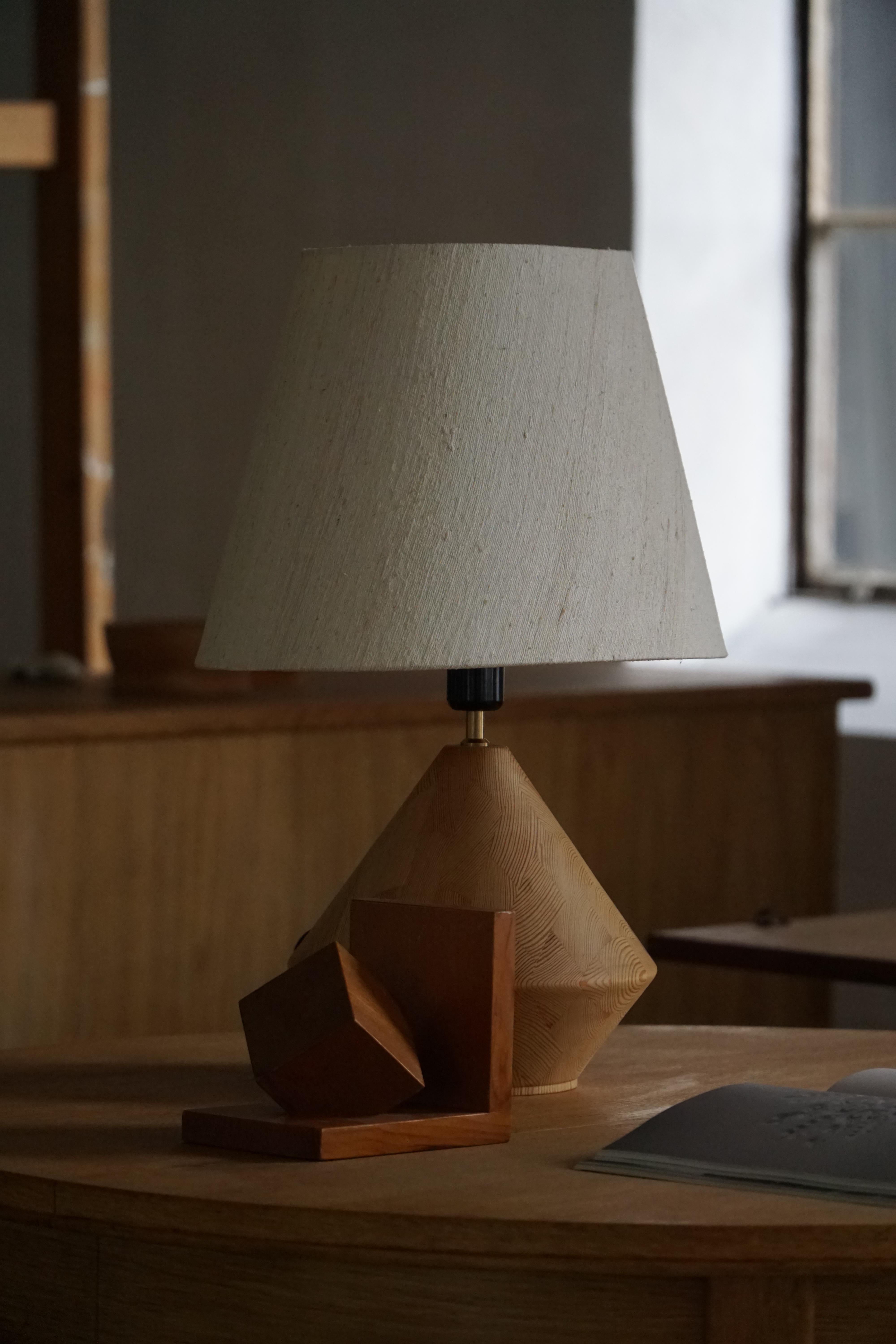 Lámpara de sobremesa escultural danesa moderna de madera de Kirk, años 80 Pino en venta