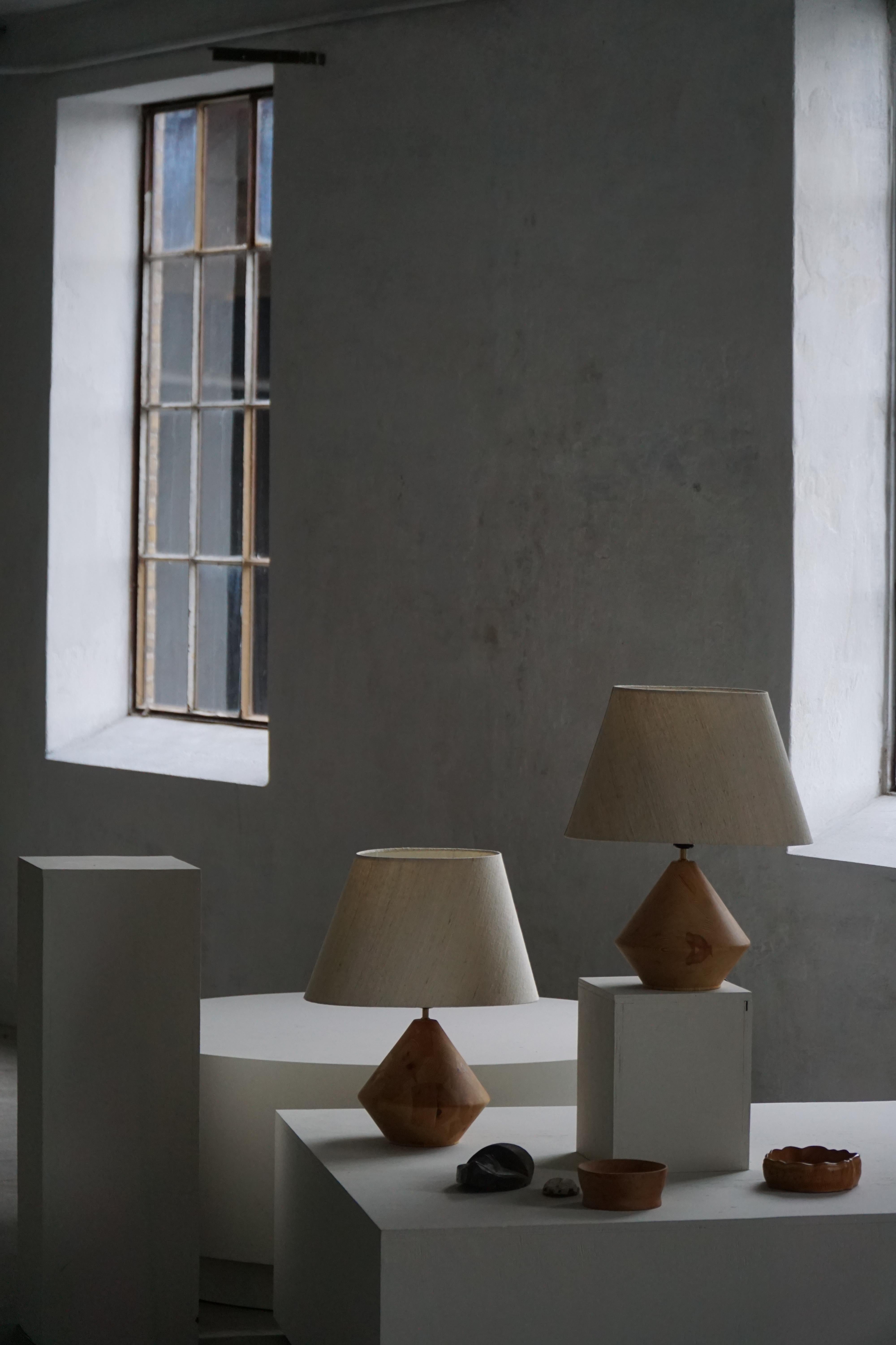 Lámpara de sobremesa escultural danesa moderna de madera de Kirk, años 80 en venta 1