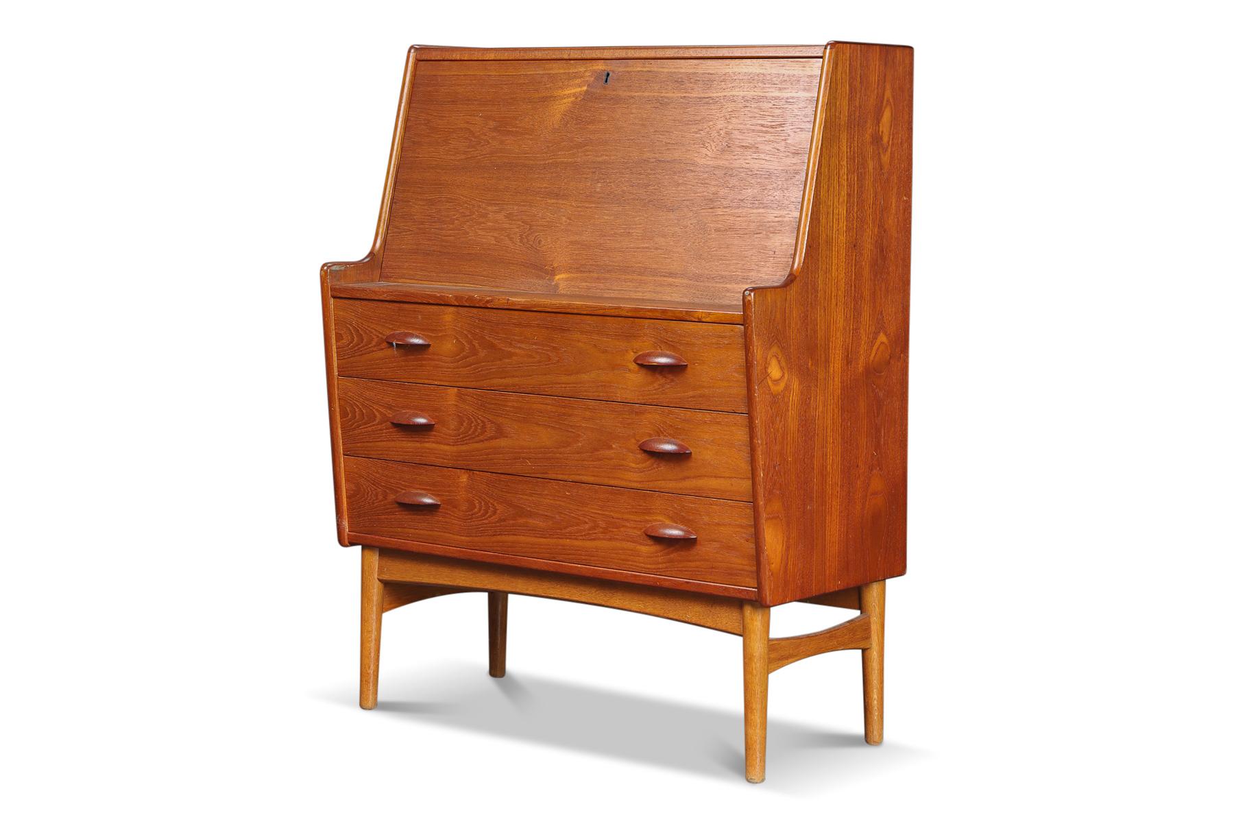 Danish Modern Secretary Desk in Teak + Oak In Good Condition For Sale In Berkeley, CA