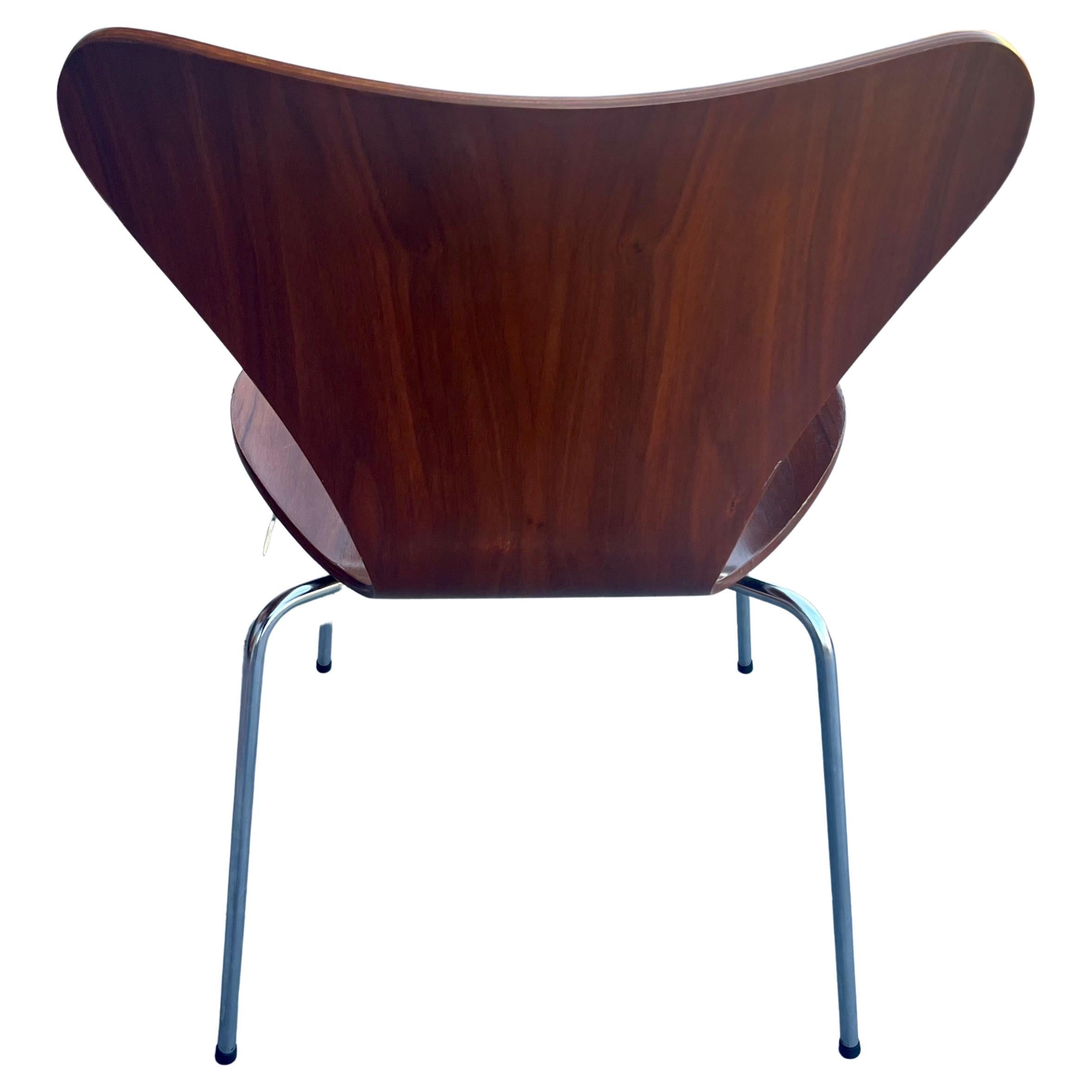 Beautiful series 7 chair designed by Arne Jacobsen, for Fritz Hansen in very nice and clean condition. nice dark teak finish very clean solid and sturdy. Comes with its original plastic feet.