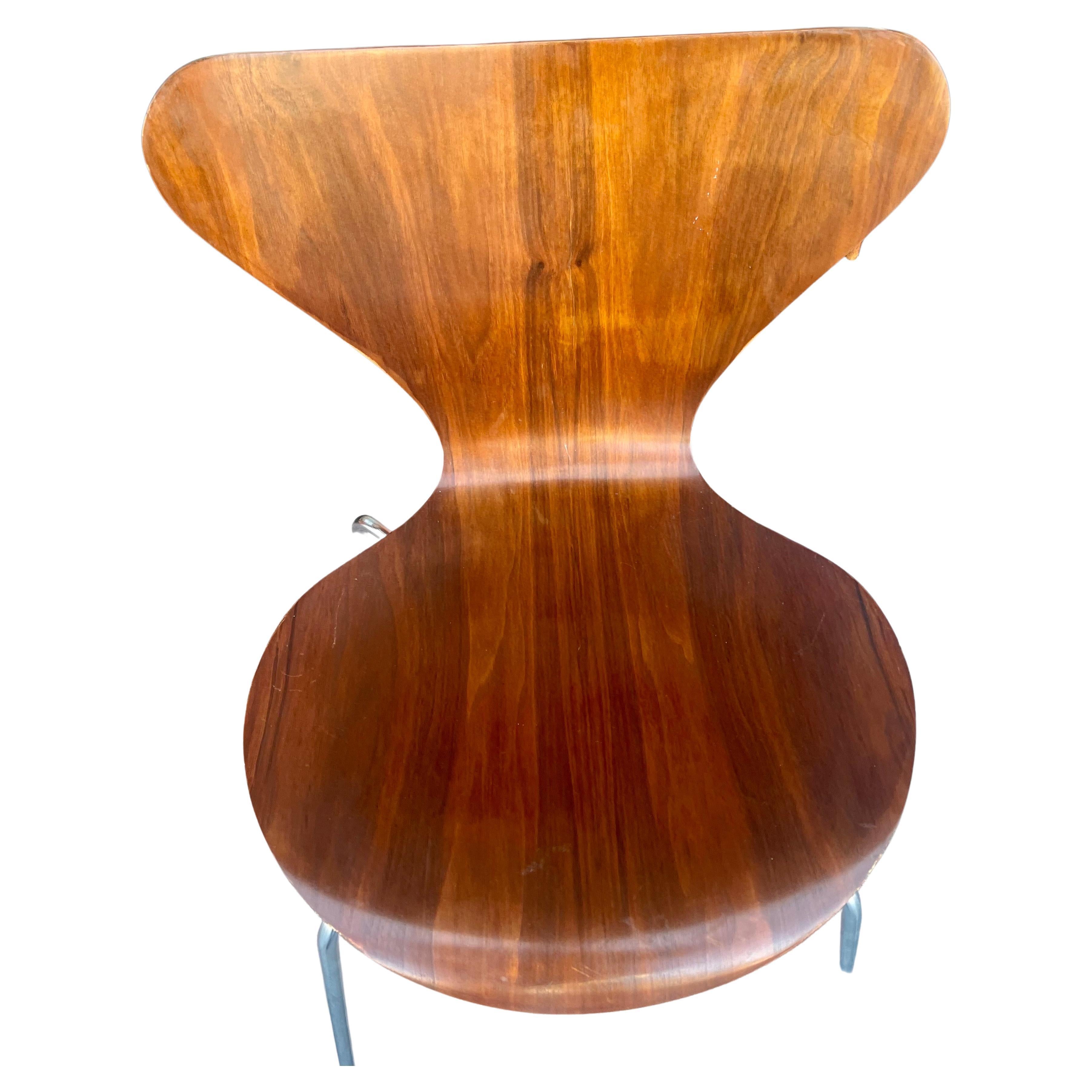 Dänischer moderner 7er-Stuhl aus dunklem Teakholz von Arne Jacobsen Fritz Hansen (Skandinavische Moderne) im Angebot