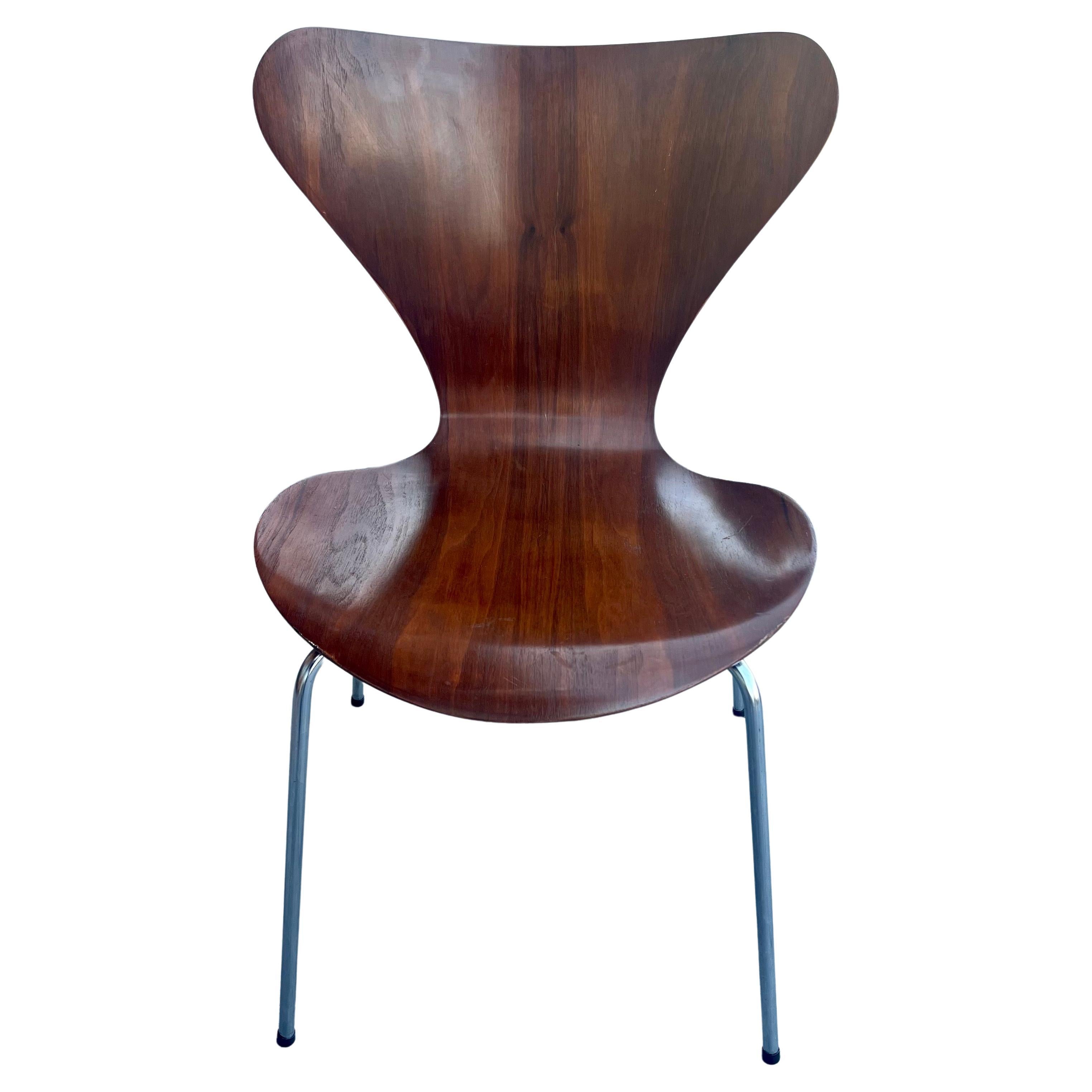 Dänischer moderner 7er-Stuhl aus dunklem Teakholz von Arne Jacobsen Fritz Hansen (20. Jahrhundert) im Angebot