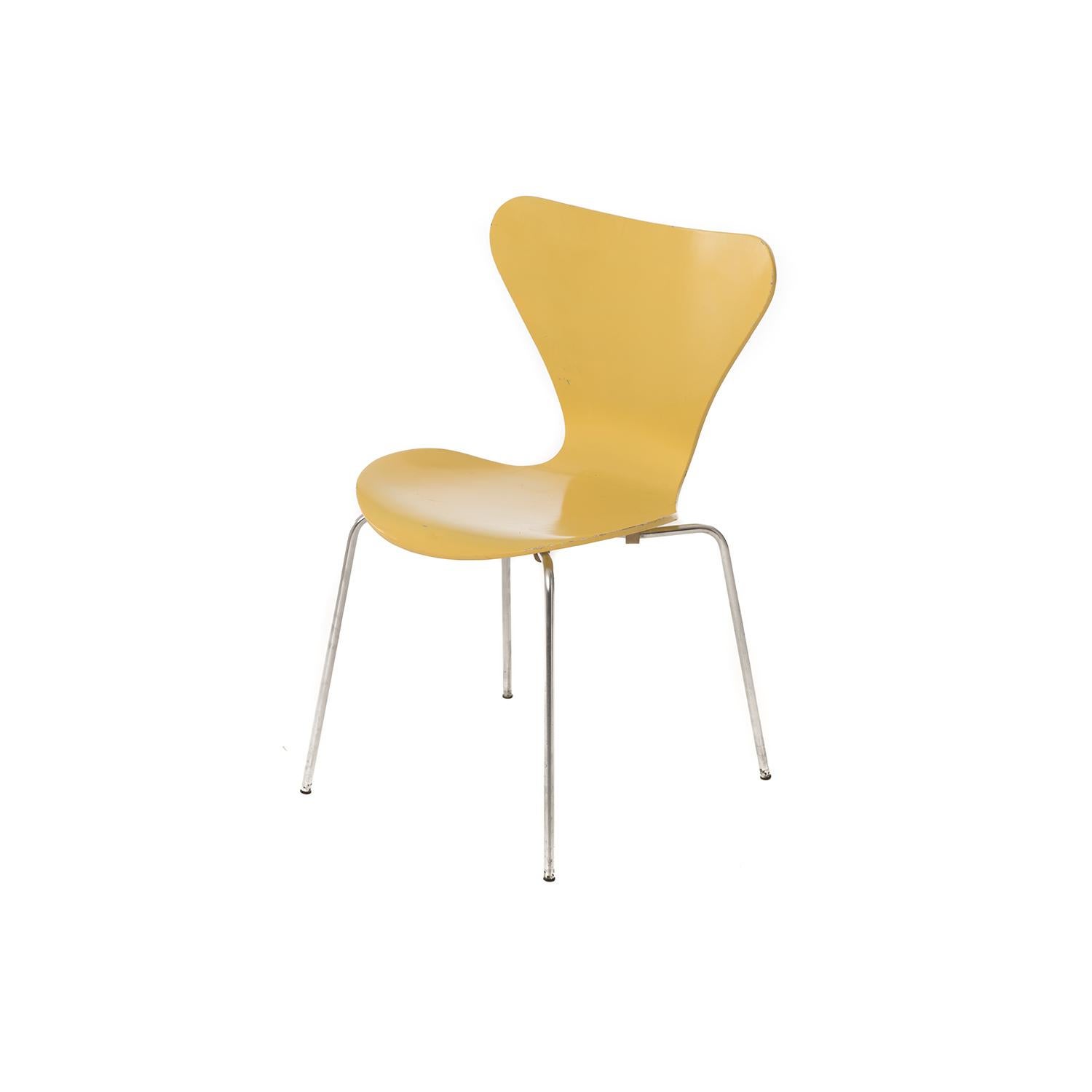 Scandinavian Modern Danish Modern Series 7 Chairs by Arne Jacobsen