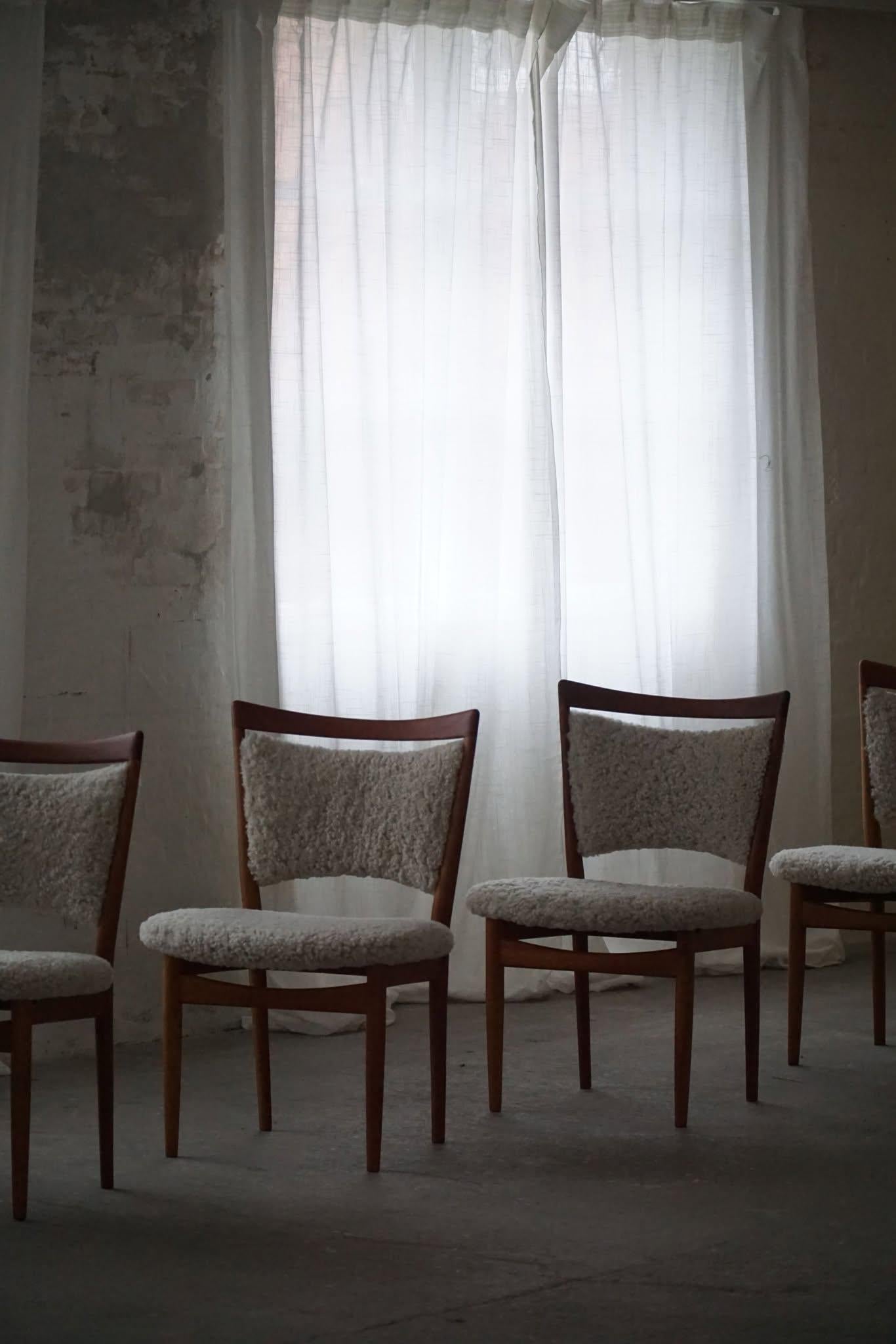 Set di 6 sedie moderne danesi in Oak e lana d'agnello, modello SW86 di Finn Juhls, 1953 In condizioni buone in vendita a Odense, DK