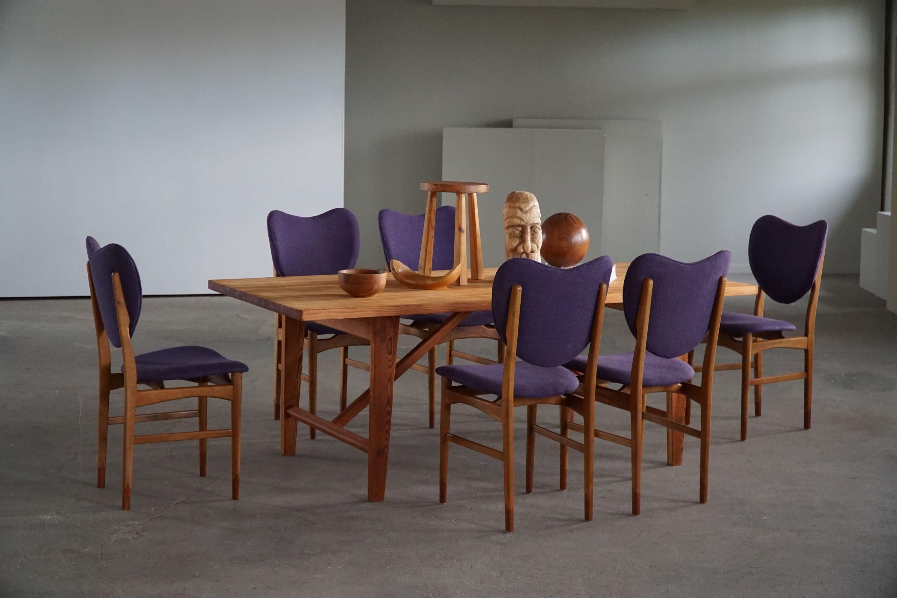 An extraordinary set of 6 dining chairs in oak, with highlighted details such as the fine feets made in teak. Seats and the curved back with original upholstery in a great quality hallingdal 65 wool from Kvadrat, designed by Nanna Ditzel. 

The