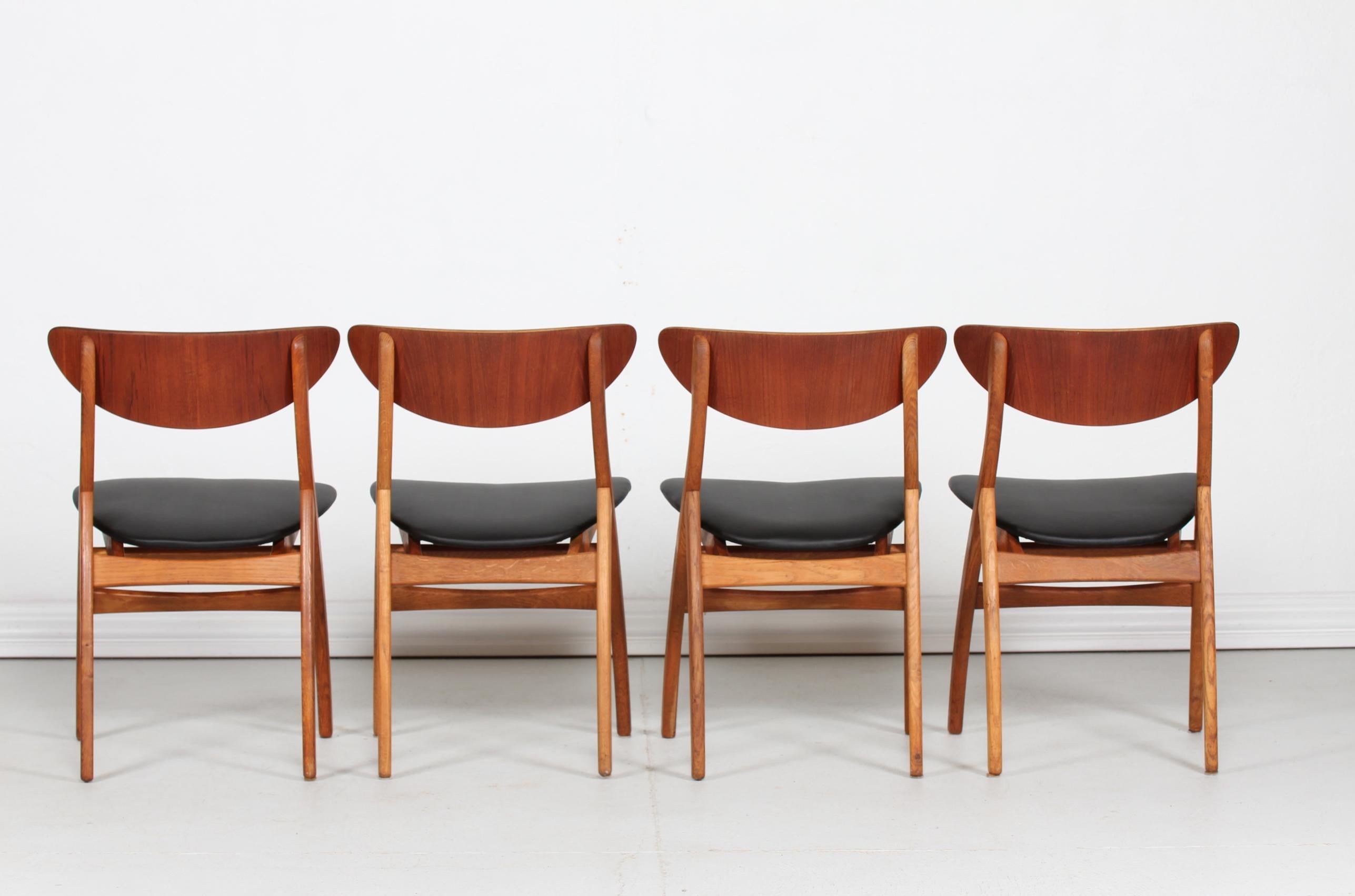 Danish Modern Set of Four Dining Room Chairs of Teak and Oak with Black Seats In Good Condition In Aarhus C, DK