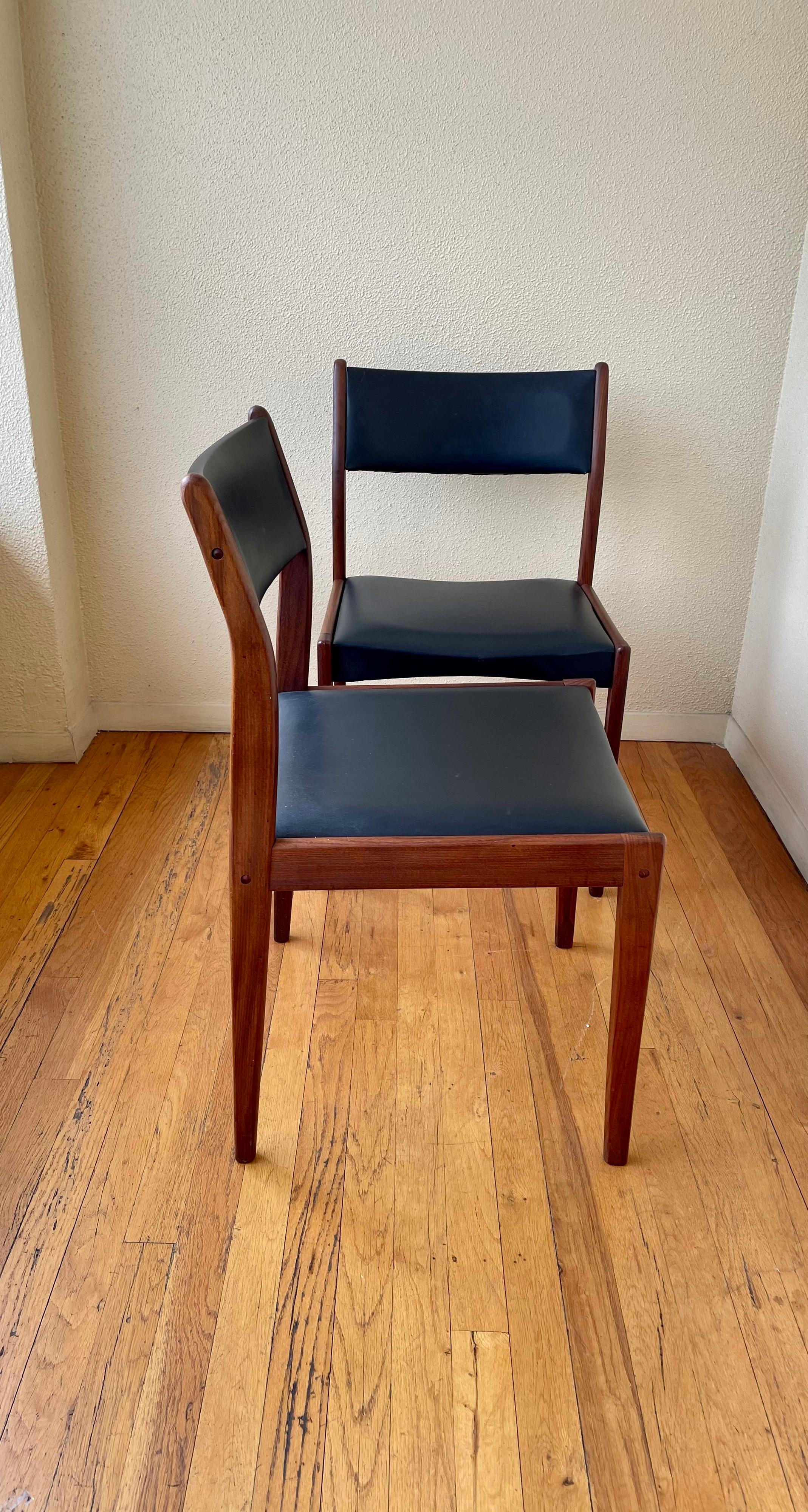 Scandinavian Modern Danish Modern Set of Four Solid Walnut Frames Dinning Chairs