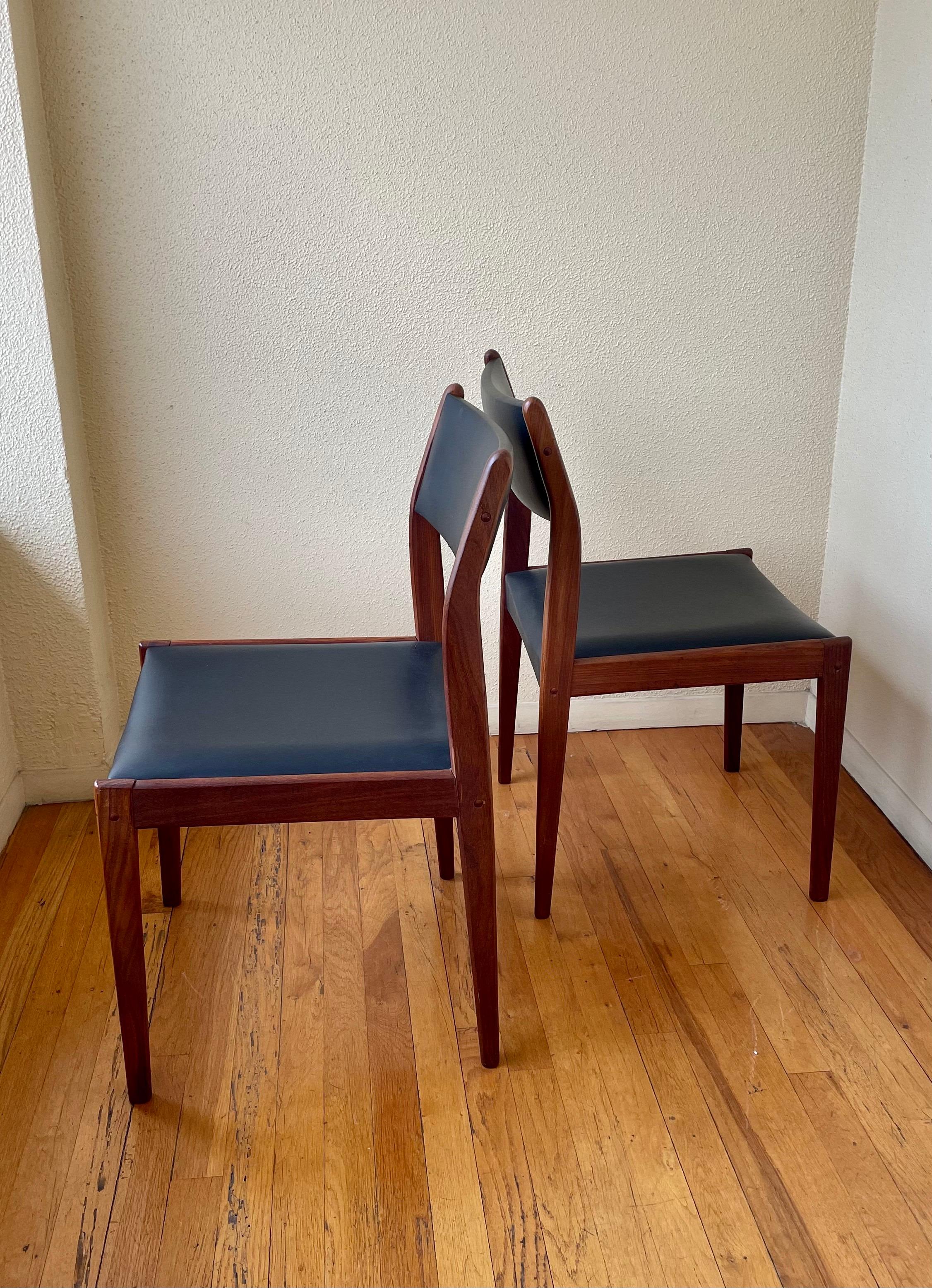 Danish Modern Set of Four Solid Walnut Frames Dinning Chairs In Excellent Condition In San Diego, CA