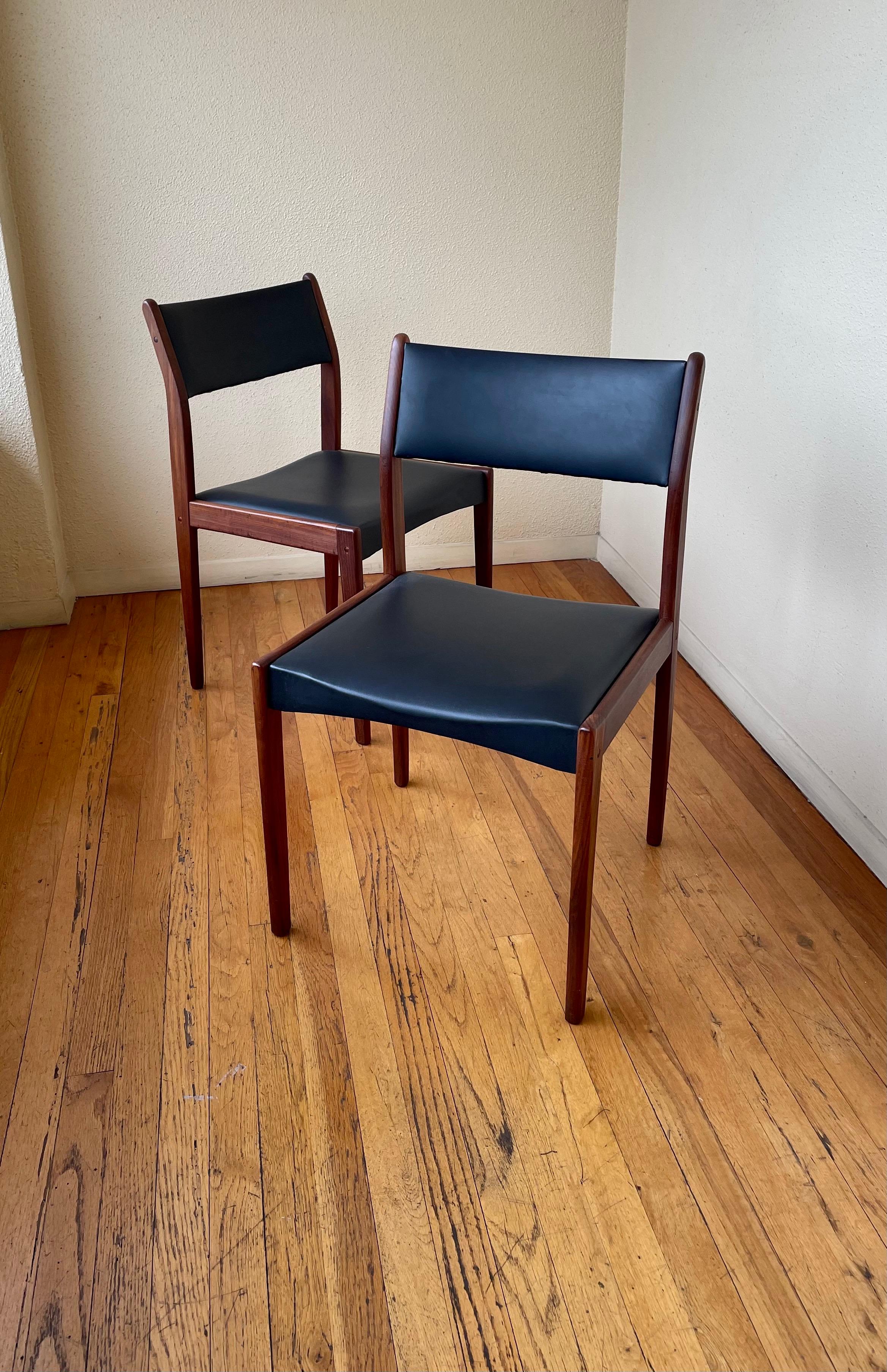 Danish Modern Set of Four Solid Walnut Frames Dinning Chairs 1