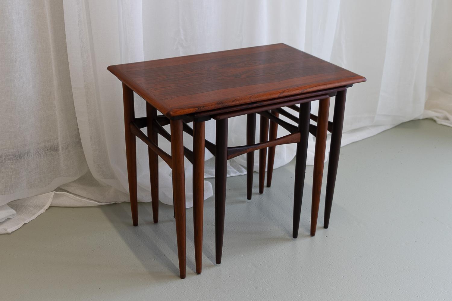 Scandinave moderne Ensemble de tables gigognes danoises modernes en bois de rose, années 1960.  en vente