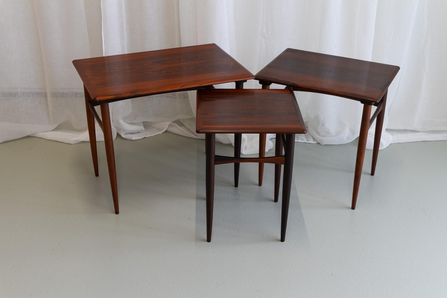 Milieu du XXe siècle Ensemble de tables gigognes danoises modernes en bois de rose, années 1960.  en vente