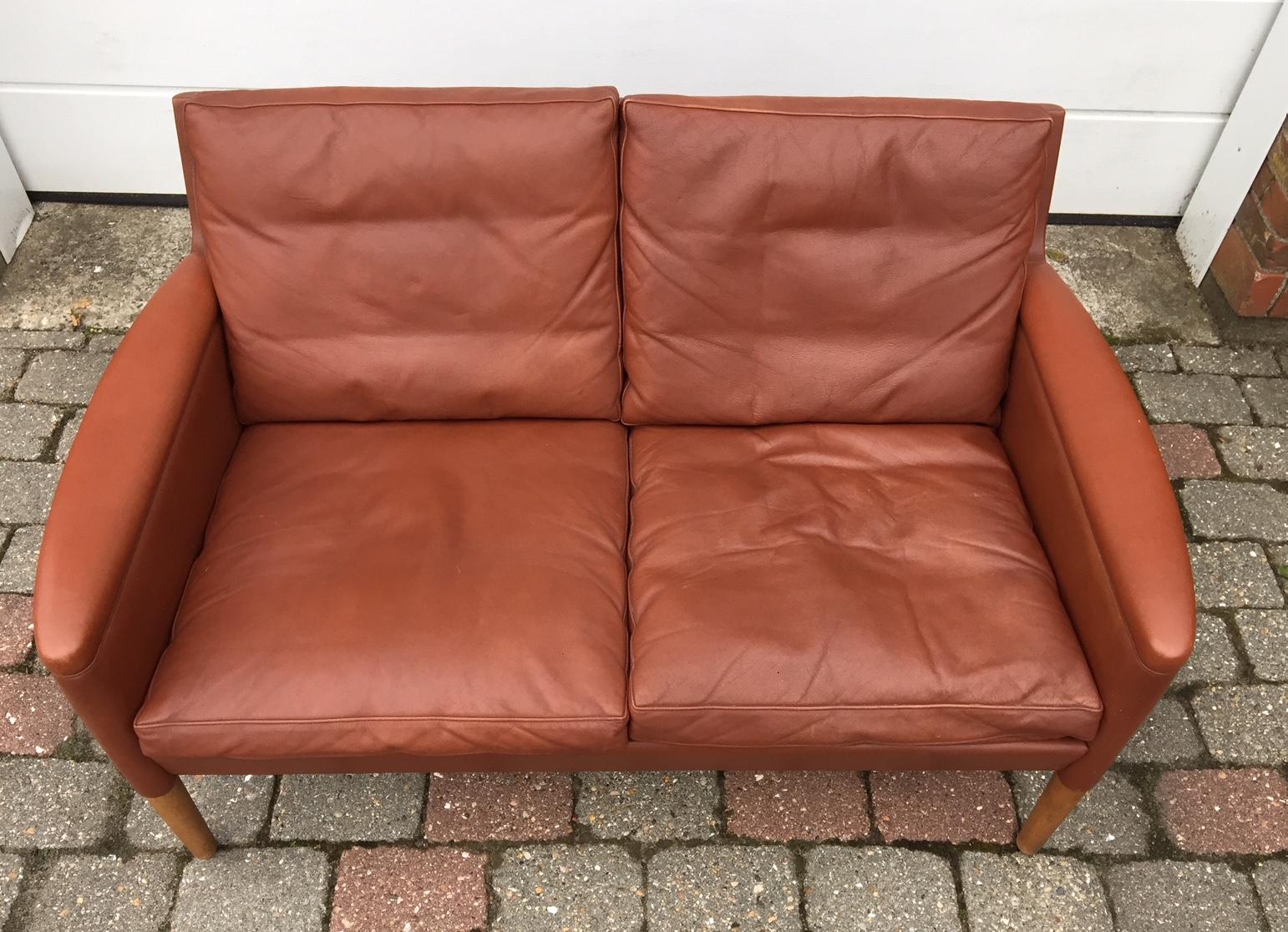 Danois Settee-Sofa moderne danois en cuir brun cognac, modèle 55 de Kurt stervig en vente