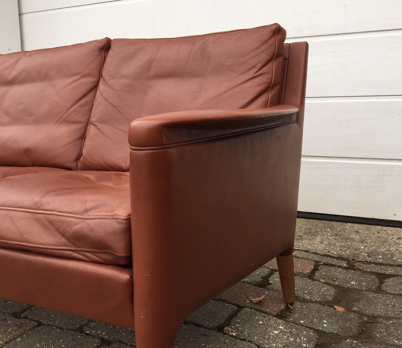 Cuir Settee-Sofa moderne danois en cuir brun cognac, modèle 55 de Kurt stervig en vente