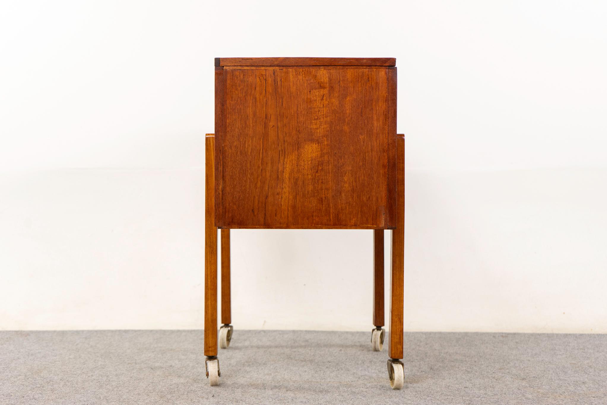 Table danoise moderne en teck coulé en vente 2
